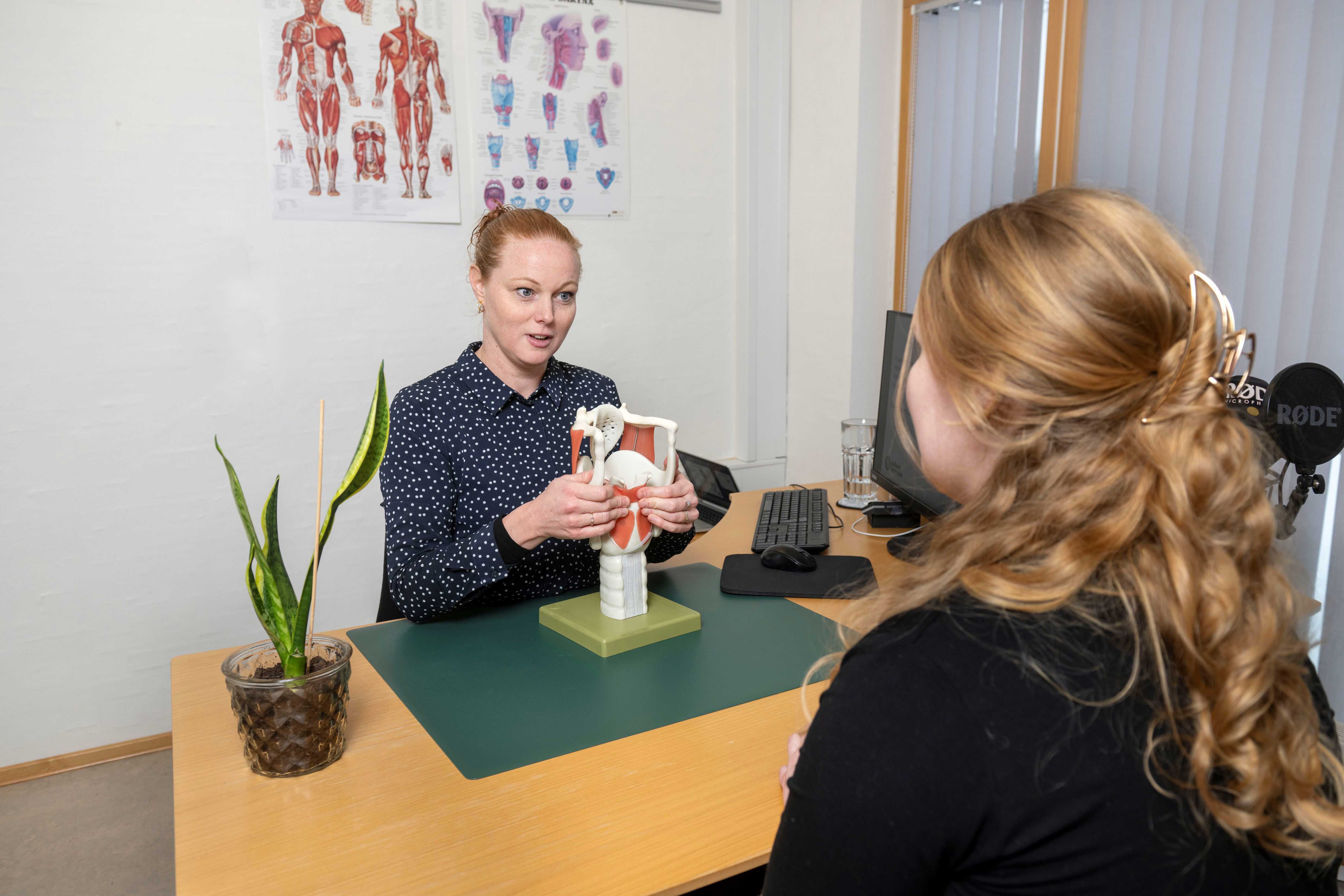Logopæd fra Taleinstituttet og Hjerneskadecenter Nordjylland med stemmebånd