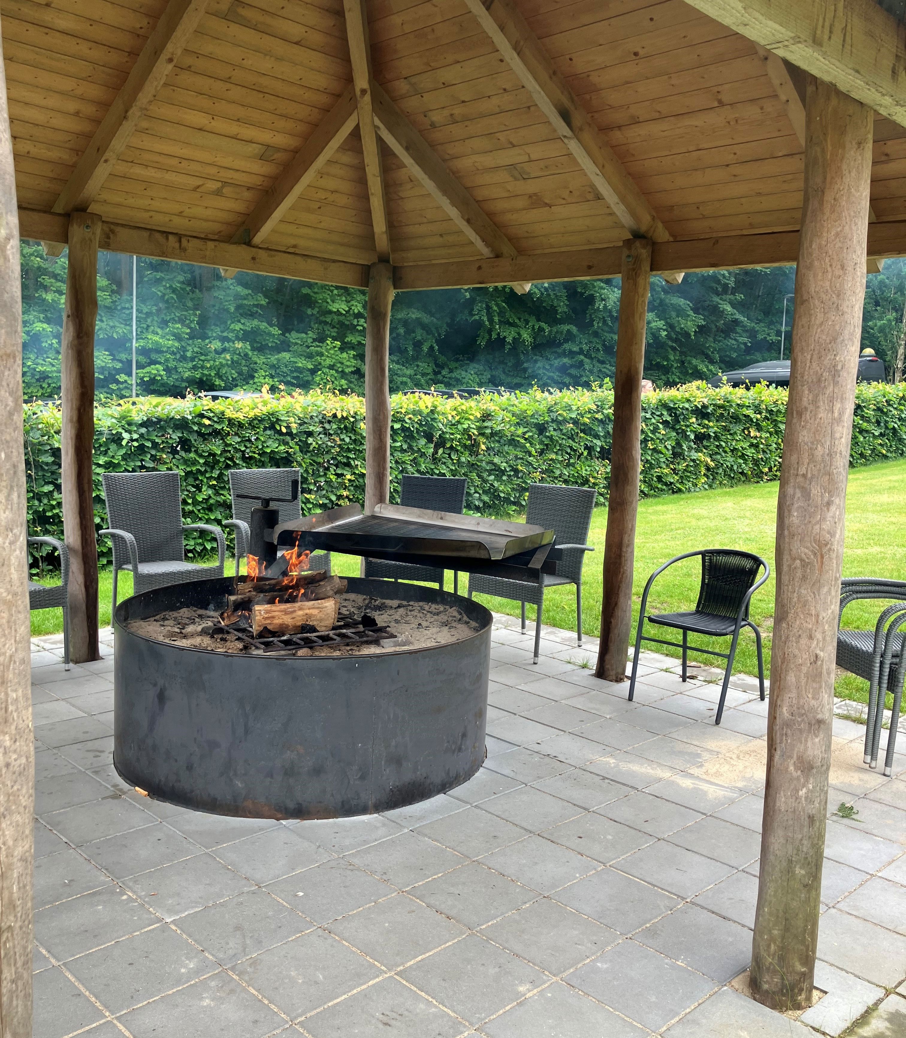 Blåsted med havestole omkring