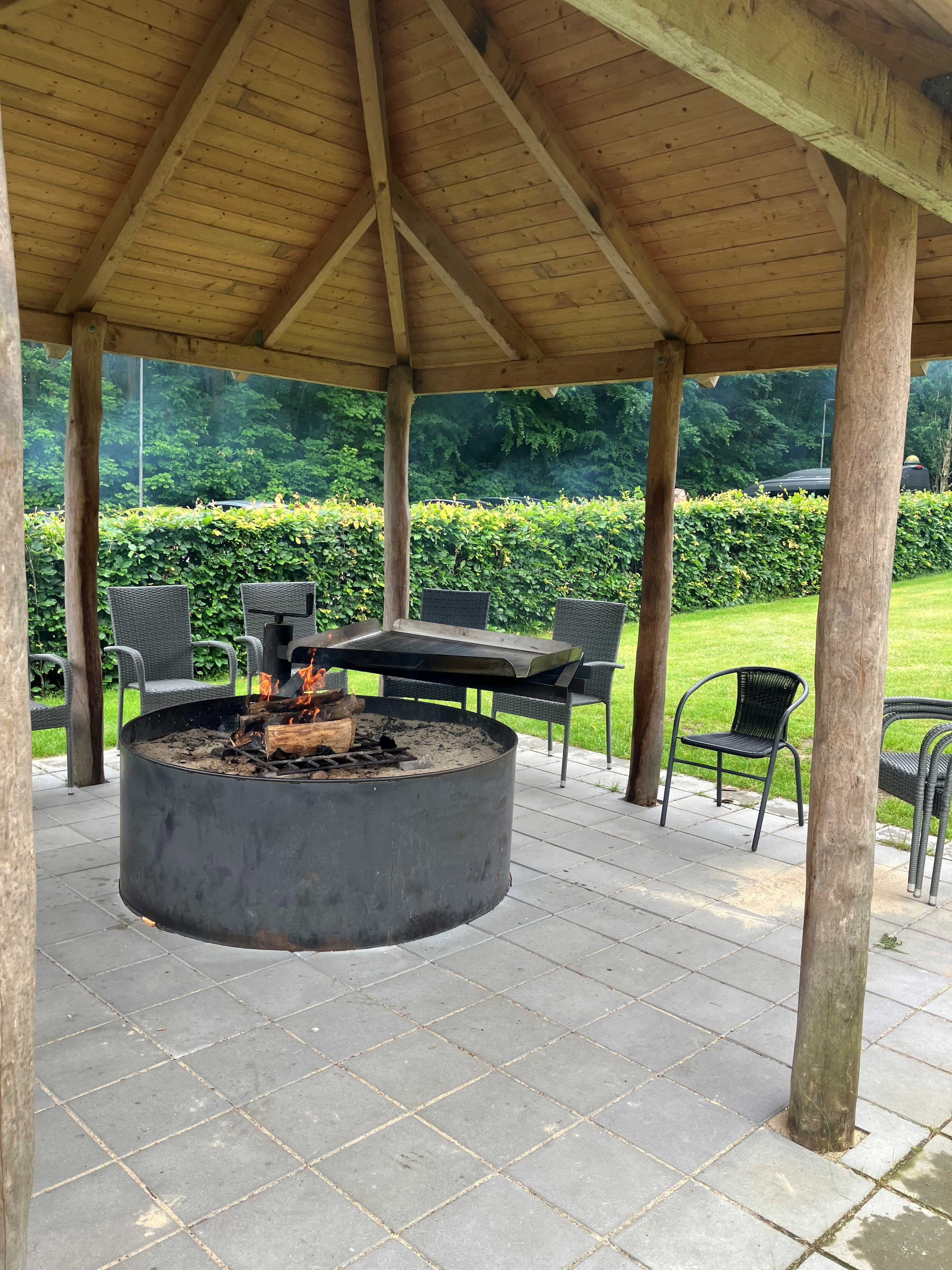 Blåsted med havestole omkring