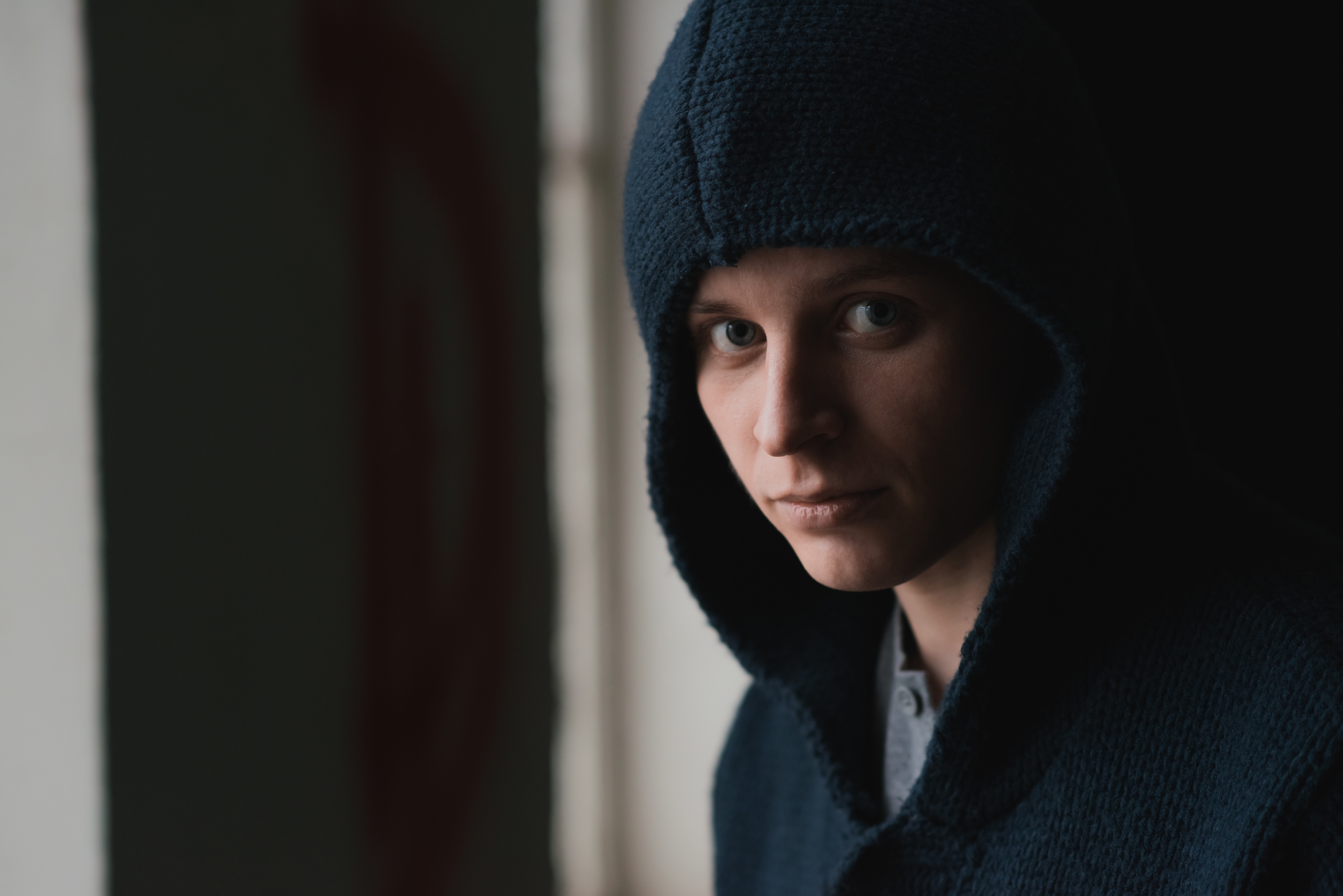 Person iført sort hættetrøje