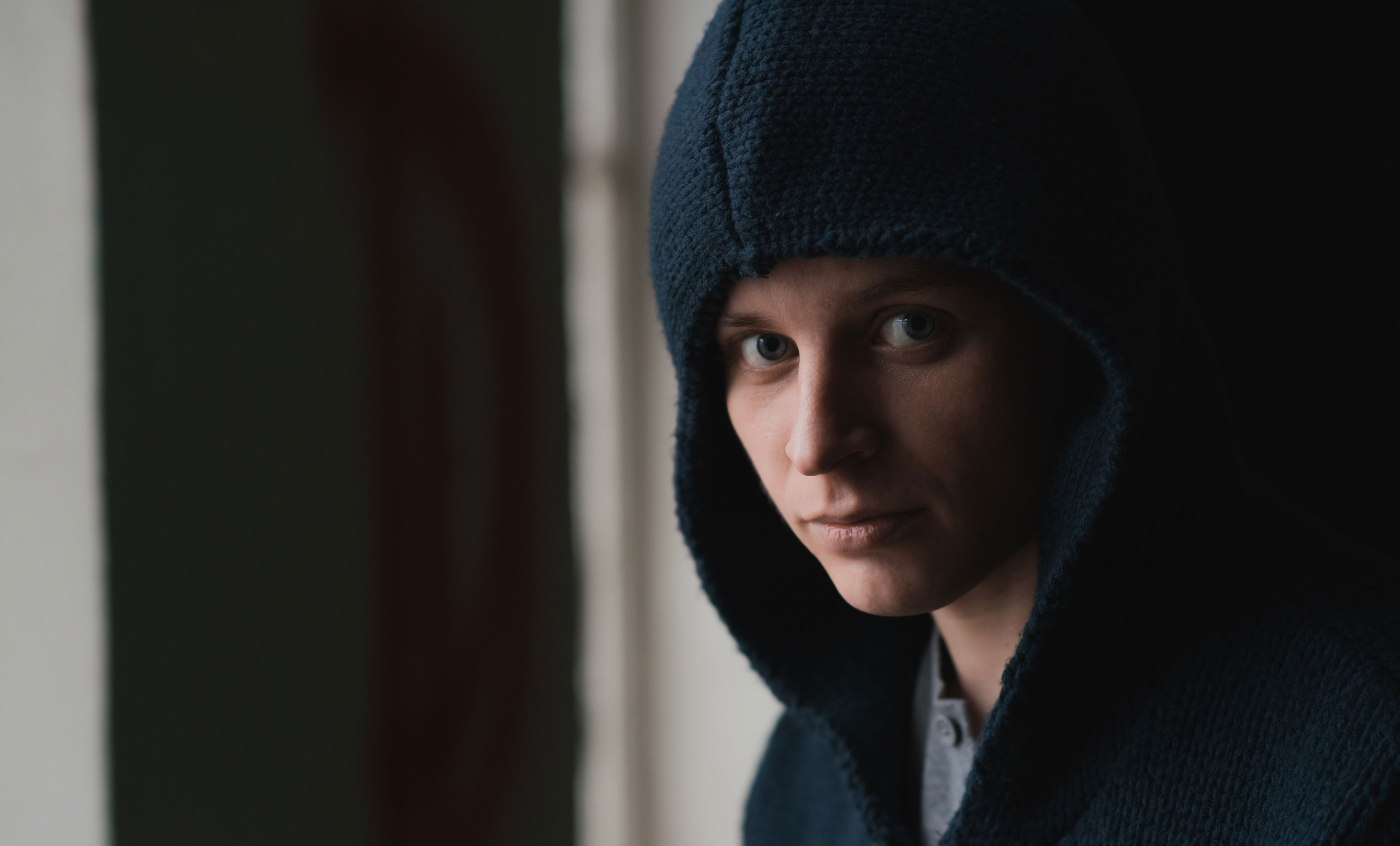 Person iført sort hættetrøje