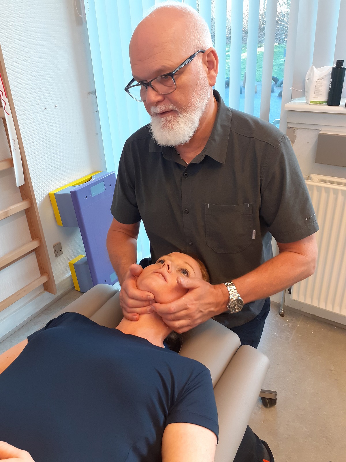 Person trykker på en anden persons strubehoved