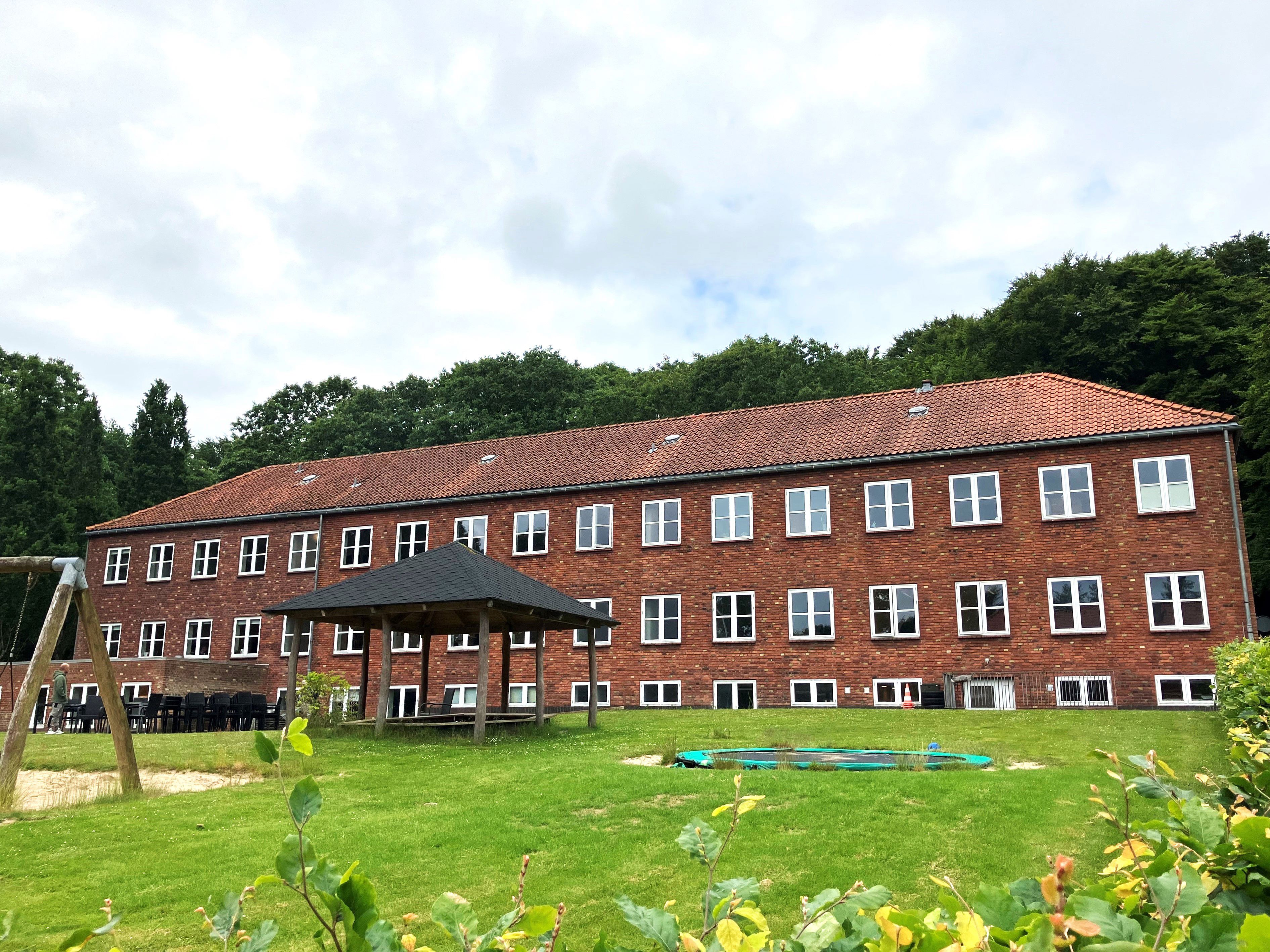 Væksthusets facade med grønt græs omkring