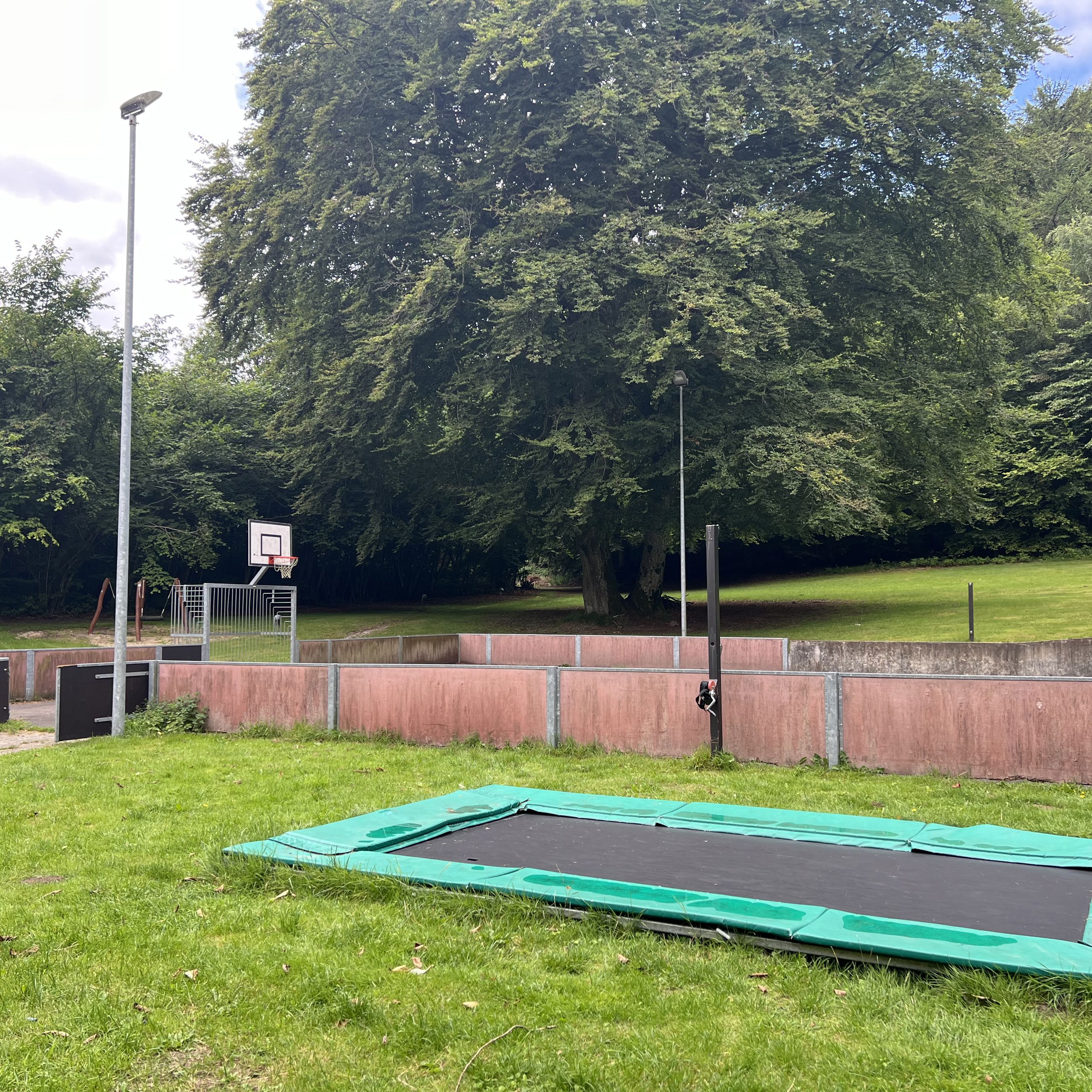 Bøgen Have 2 med trampolin