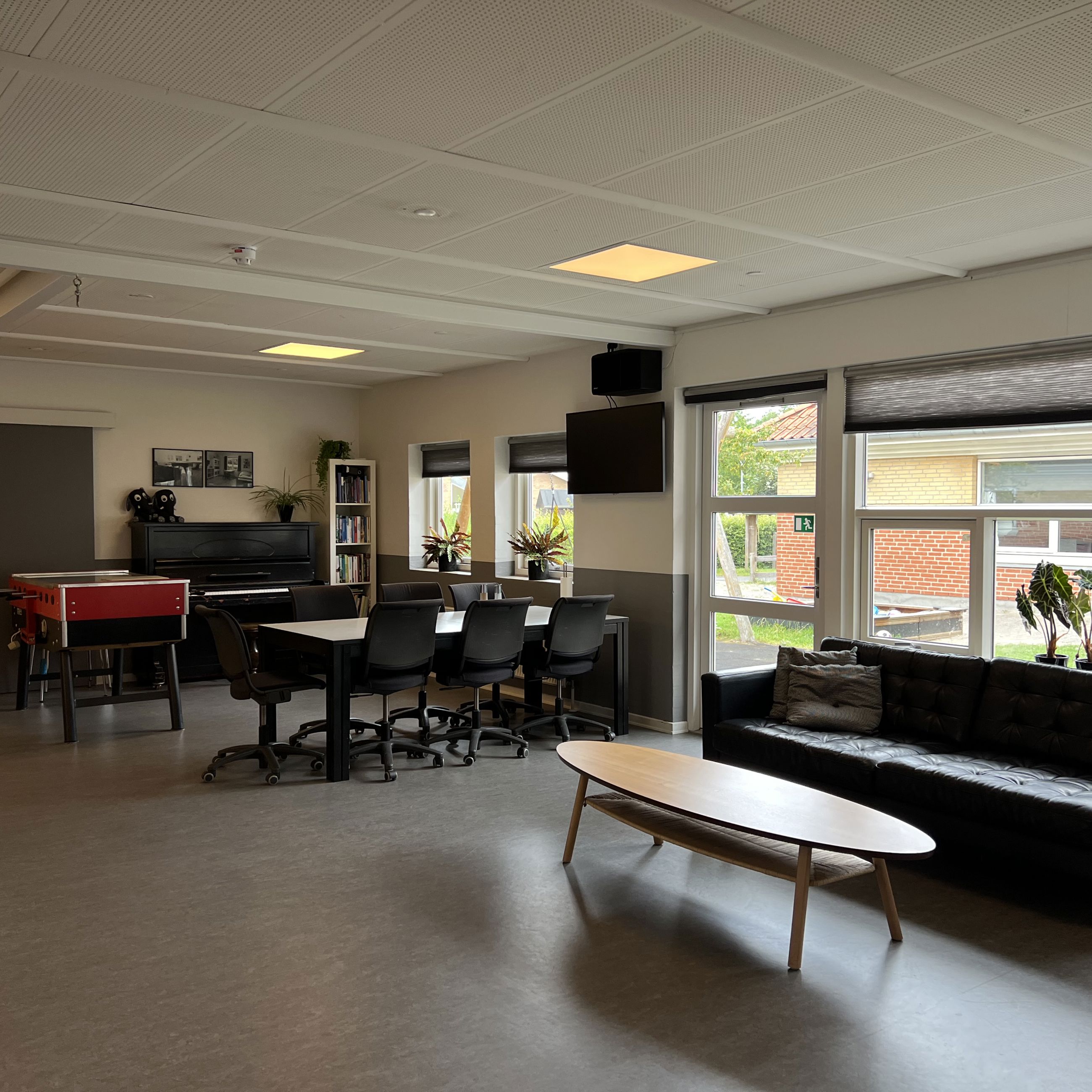 Danahus - fællesrum med sofa og bord og bordfodbold