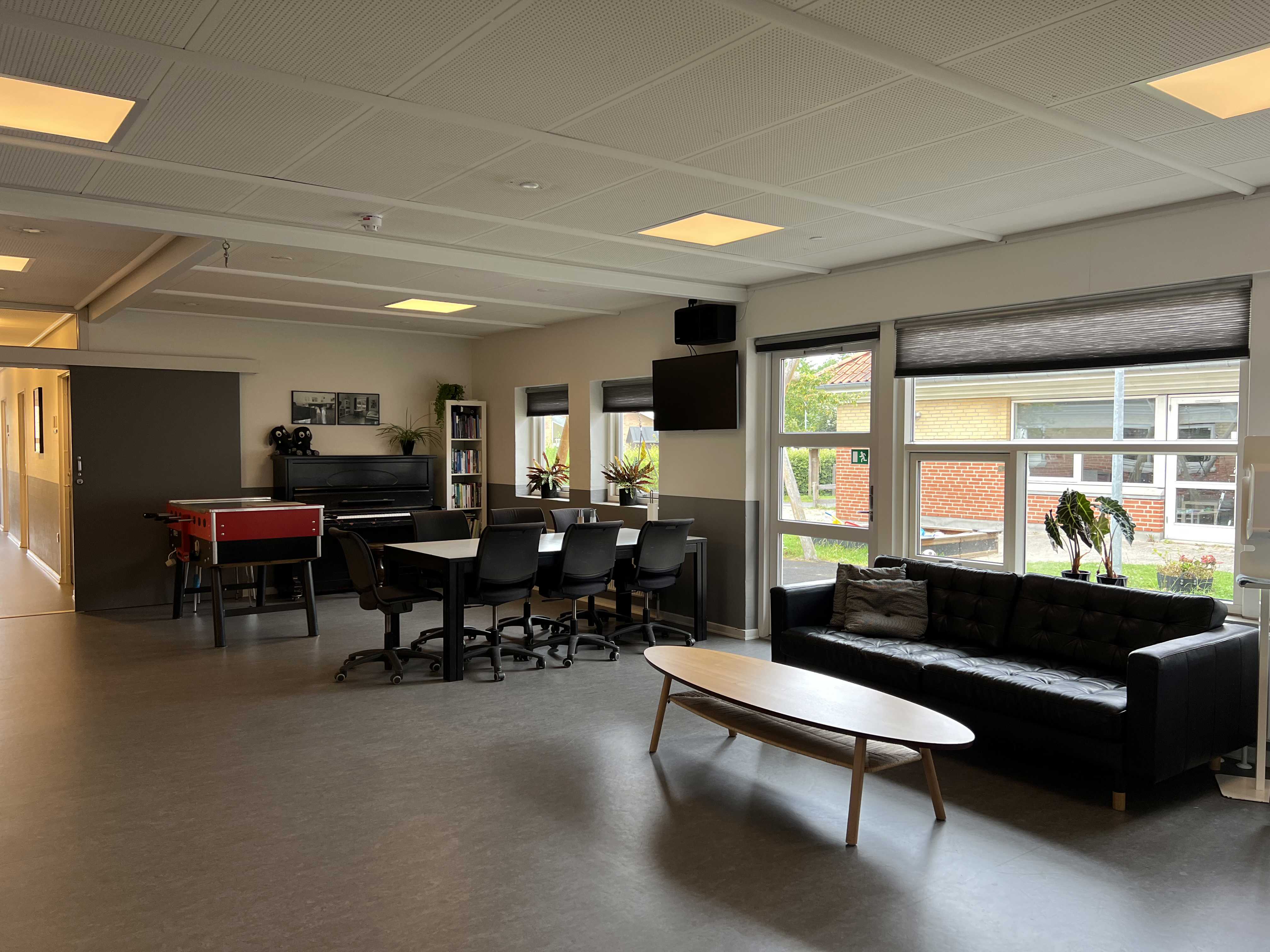 Danahus - fællesrum med sofa og bord og bordfodbold