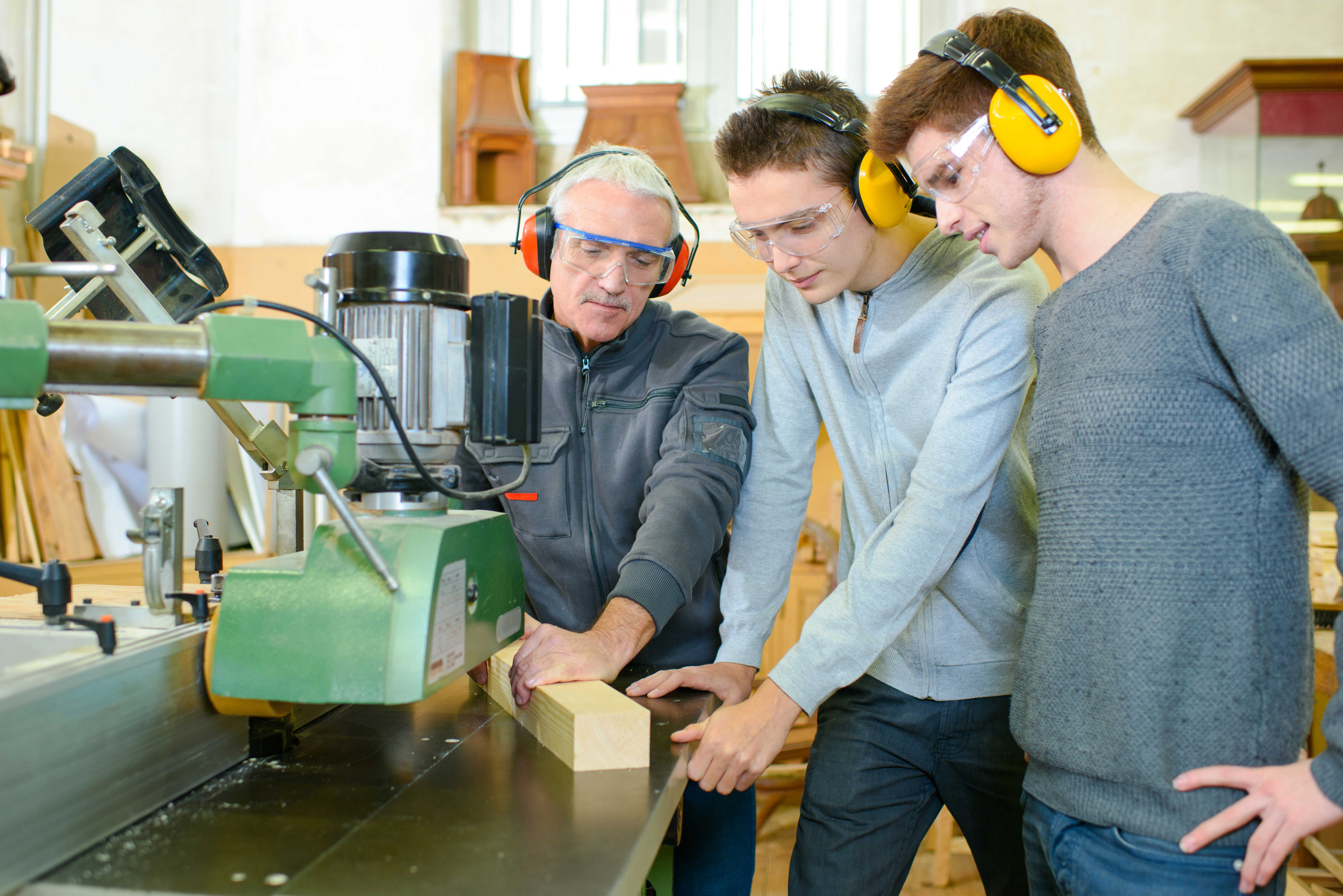 Tre mænd der arbejder på Ressource Center Aalborg