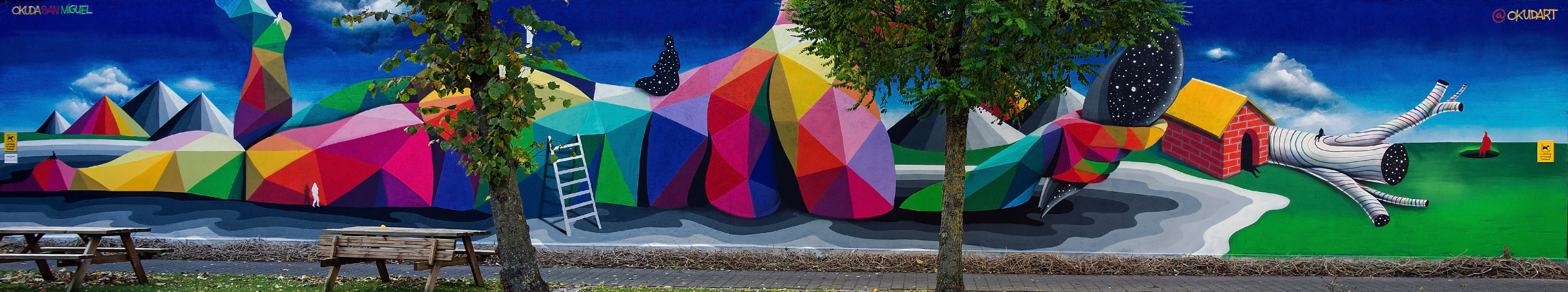 Gavlmaleri med to træer i forgrund