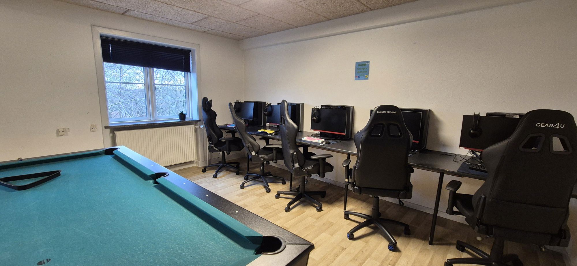 Gamerrum med pc, gamerstole og billardbord