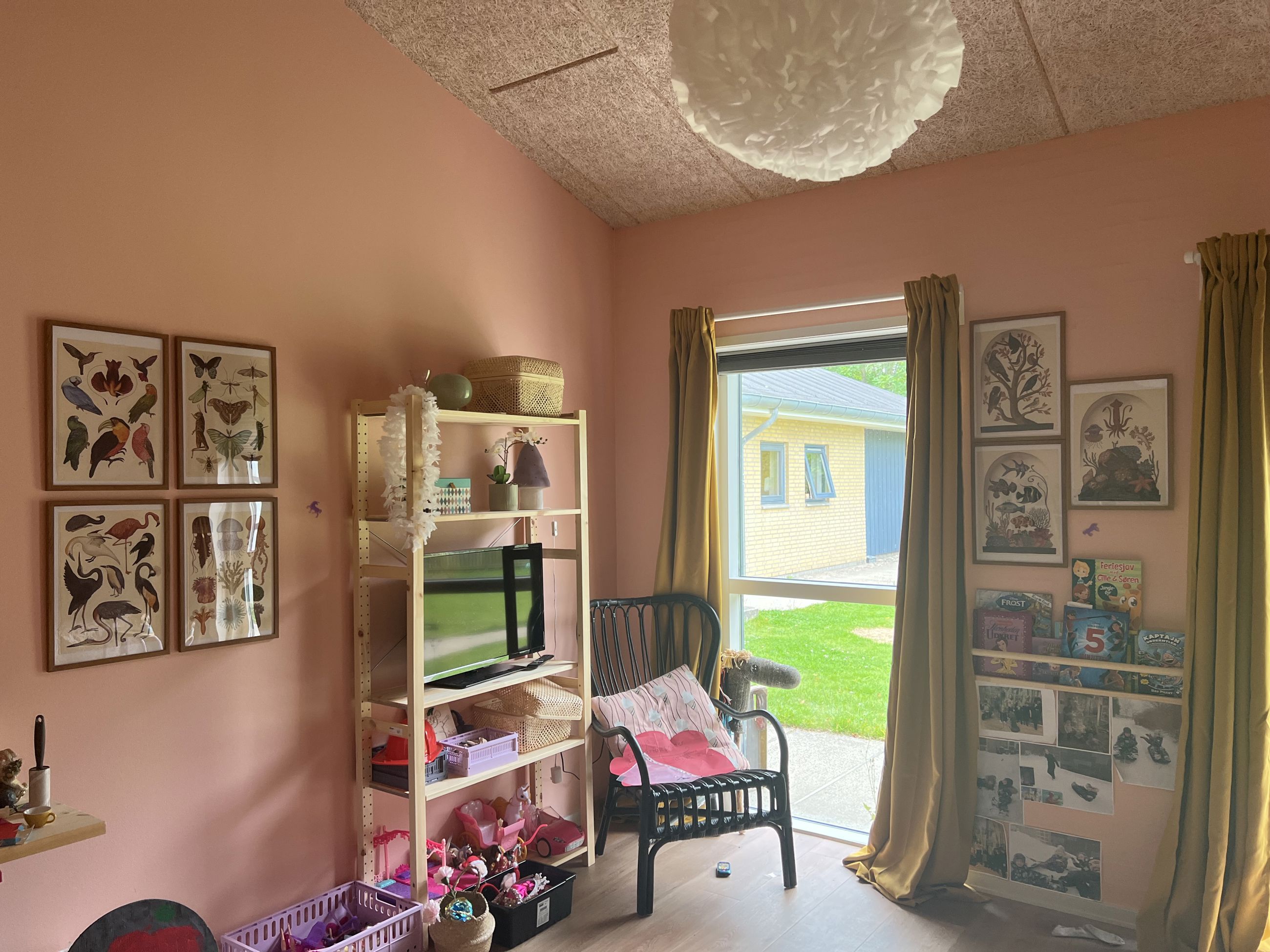Vokseværket Værelse malet i lyserødt med reoler og pynteting