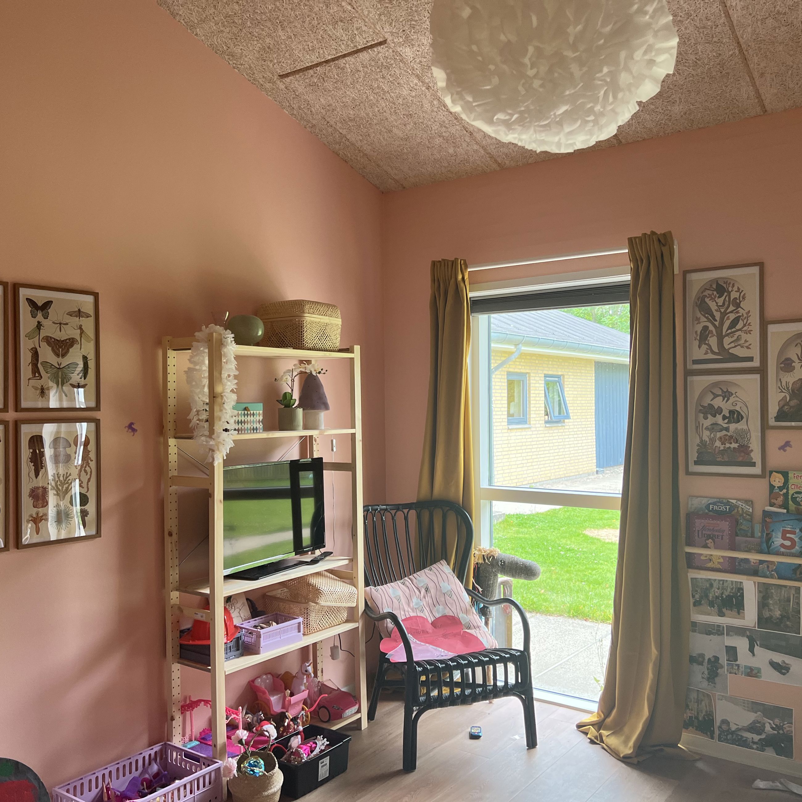Vokseværket Værelse malet i lyserødt med reoler og pynteting