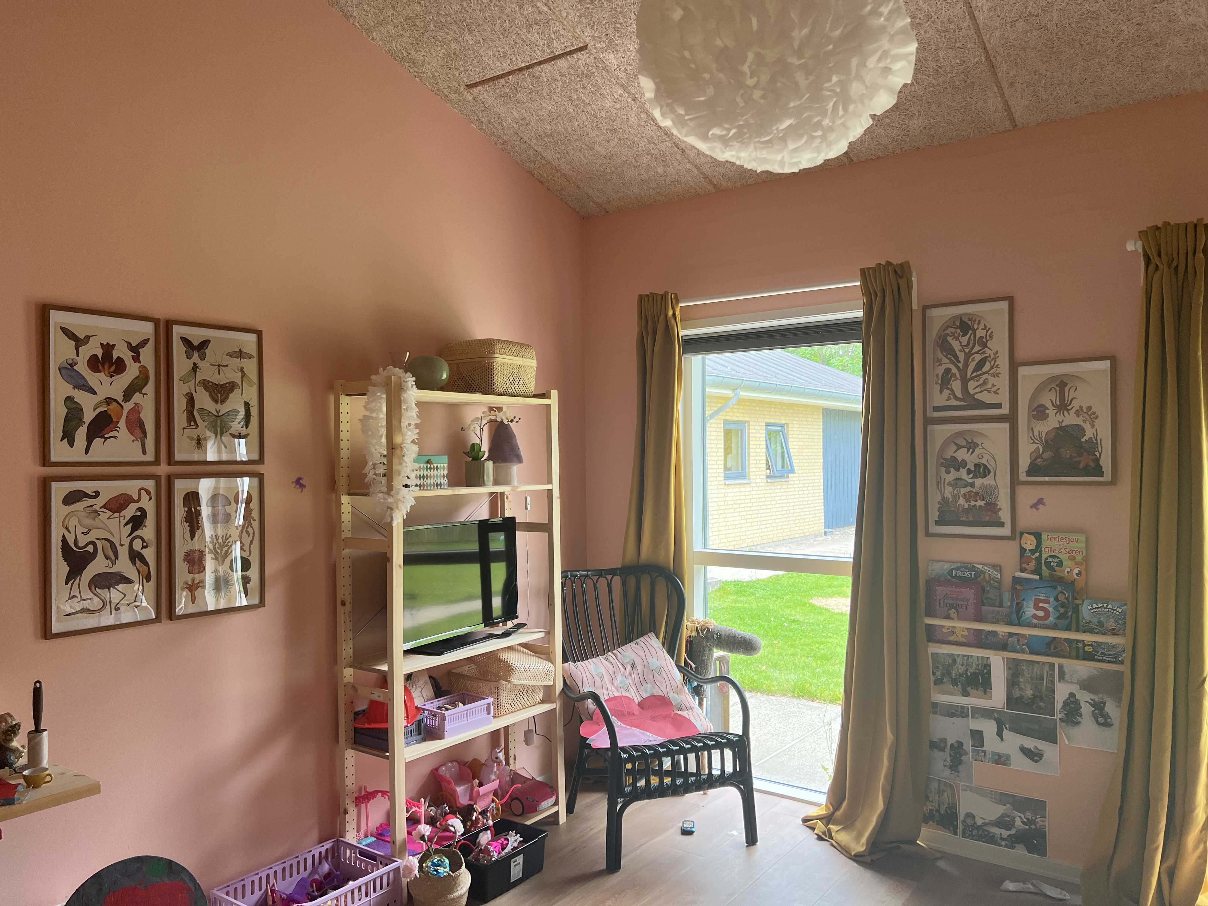 Vokseværket Værelse malet i lyserødt med reoler og pynteting
