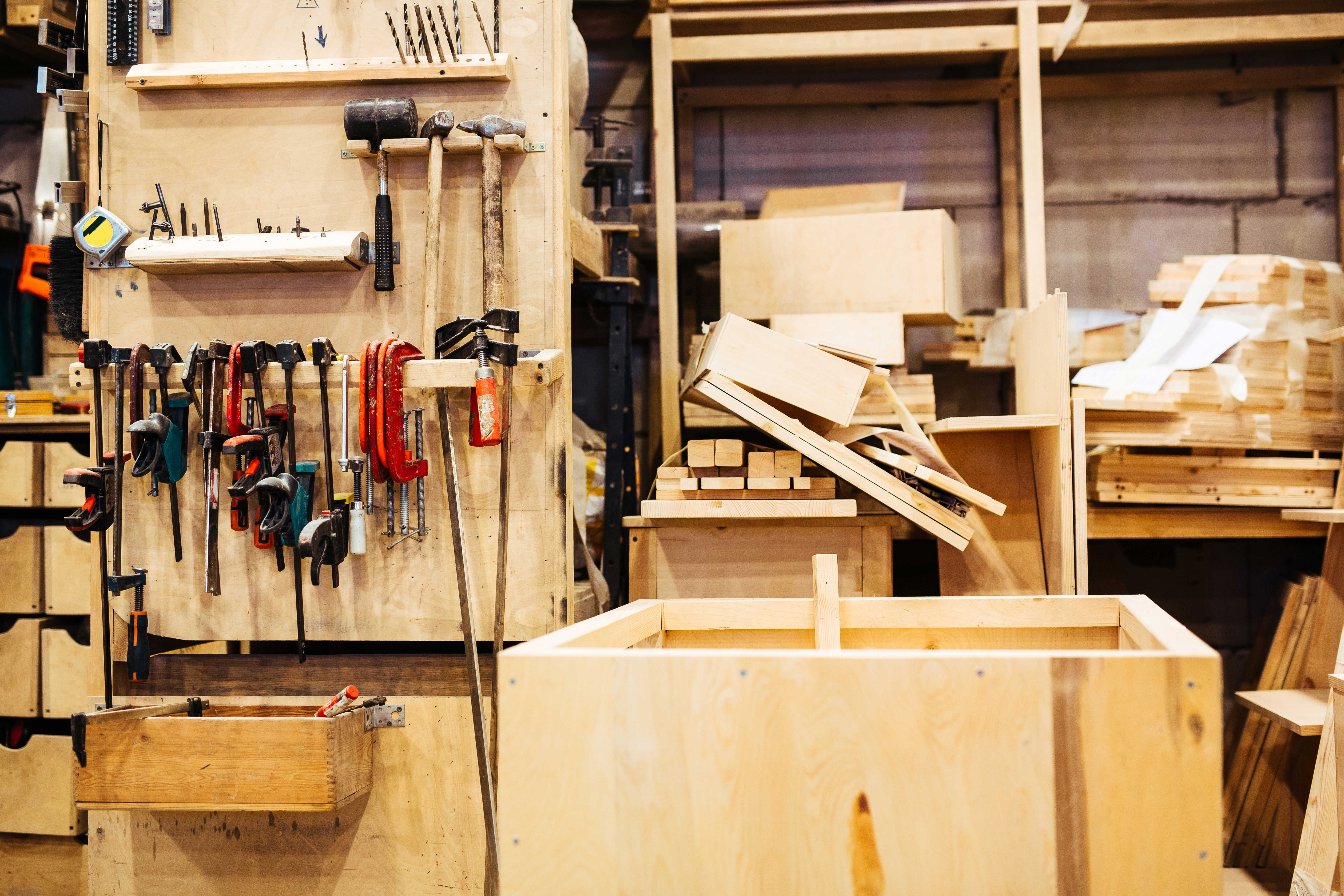 Værksted med værktøj hængende på væggen