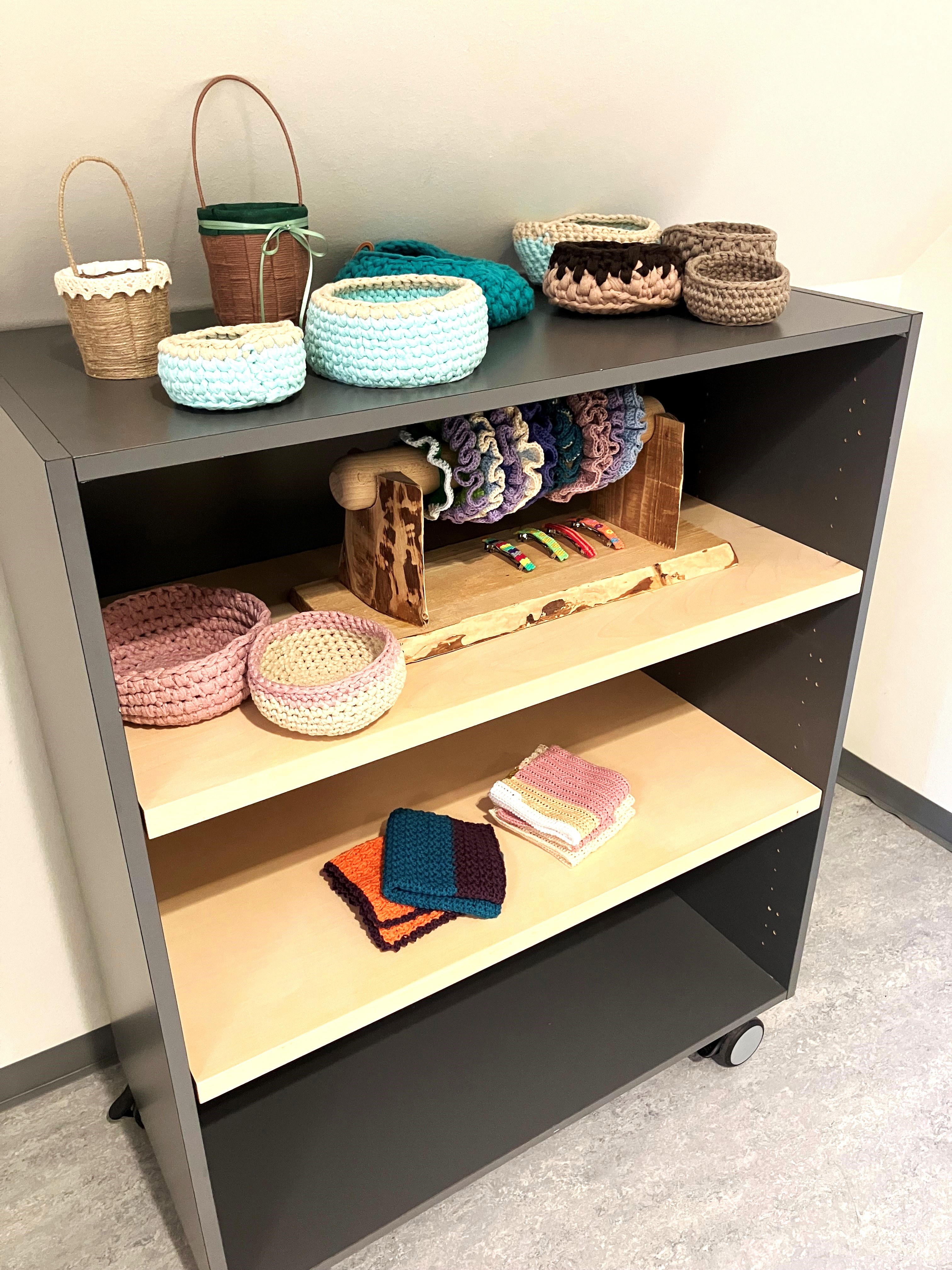 Grå reol med hjemmelavede kurve og hårbånd fra Værkstedet
