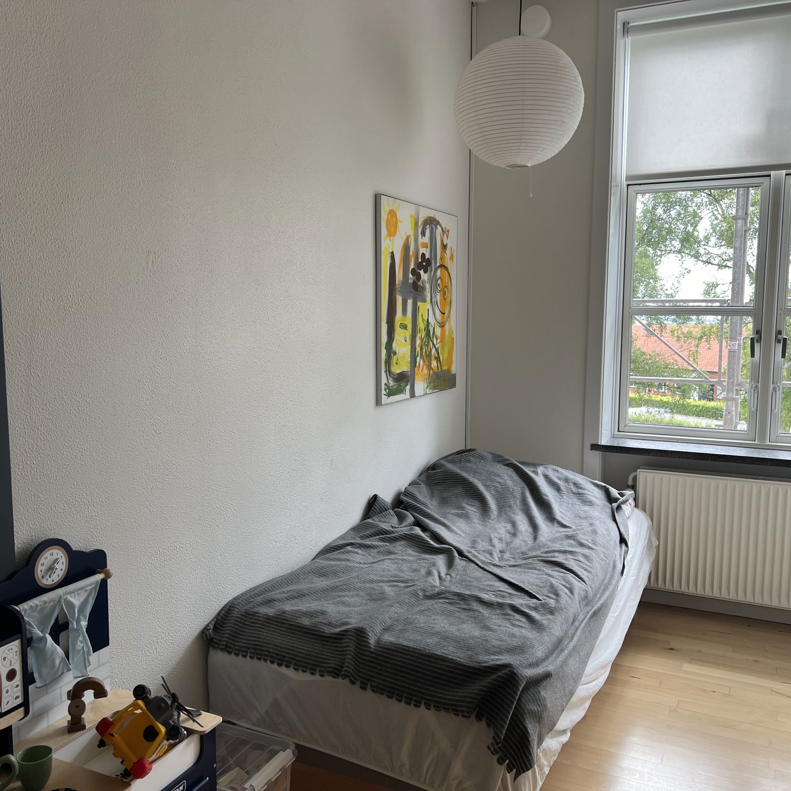 Nøddehuset - et værelse med seng og legetøj