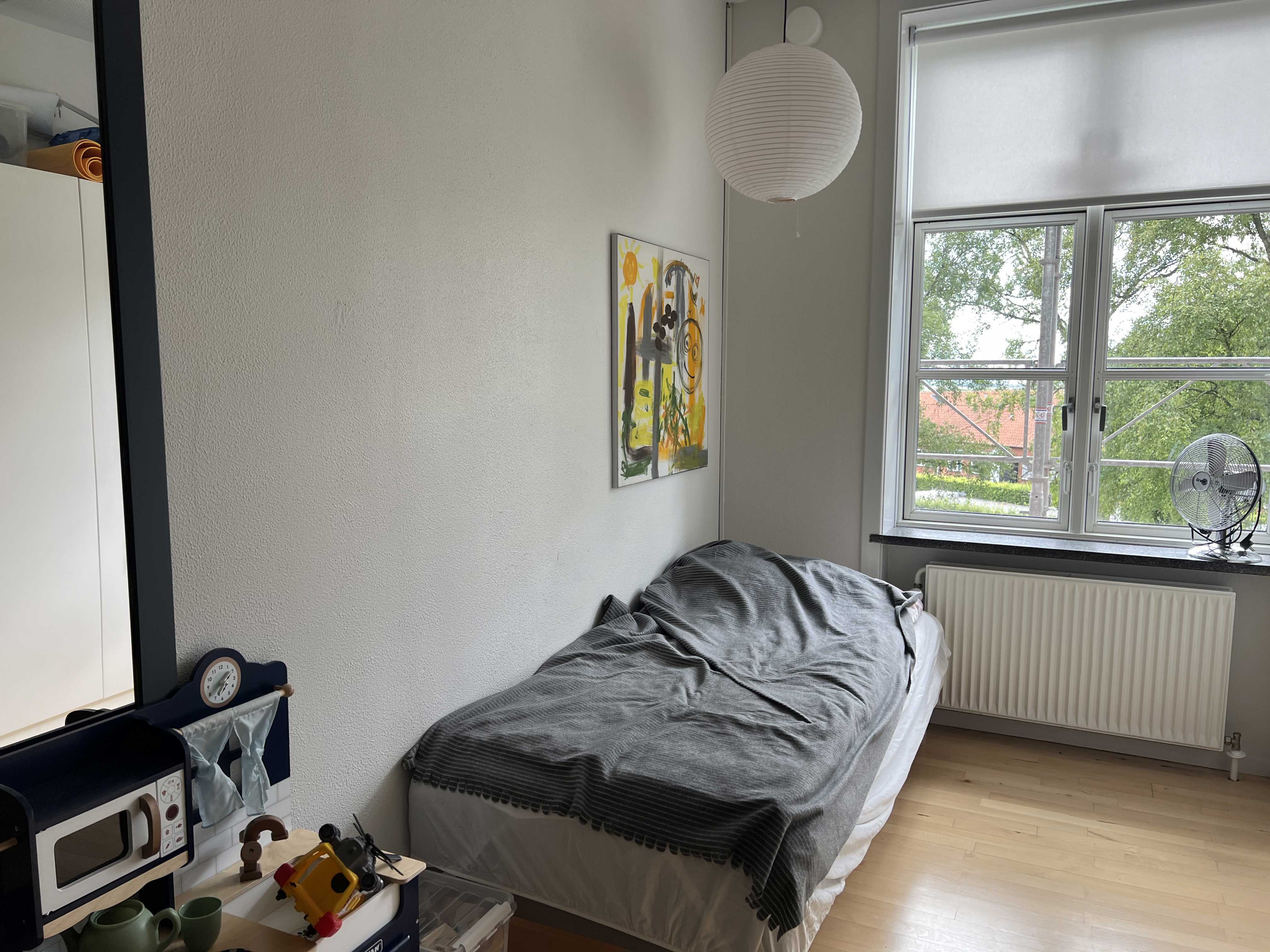 Nøddehuset - et værelse med seng og legetøj