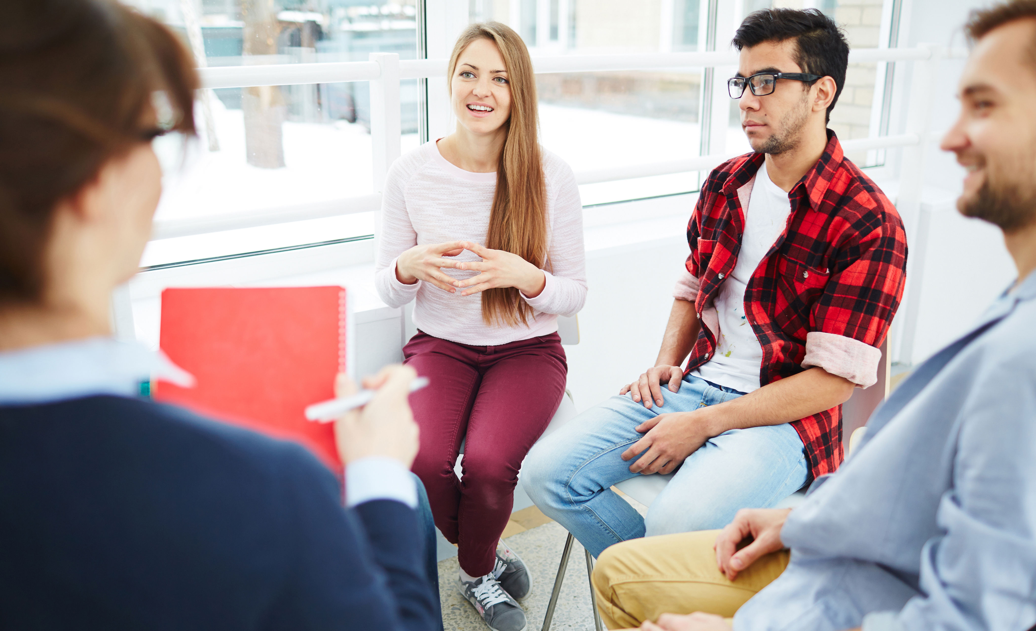 Unge mennesker der taler sammen