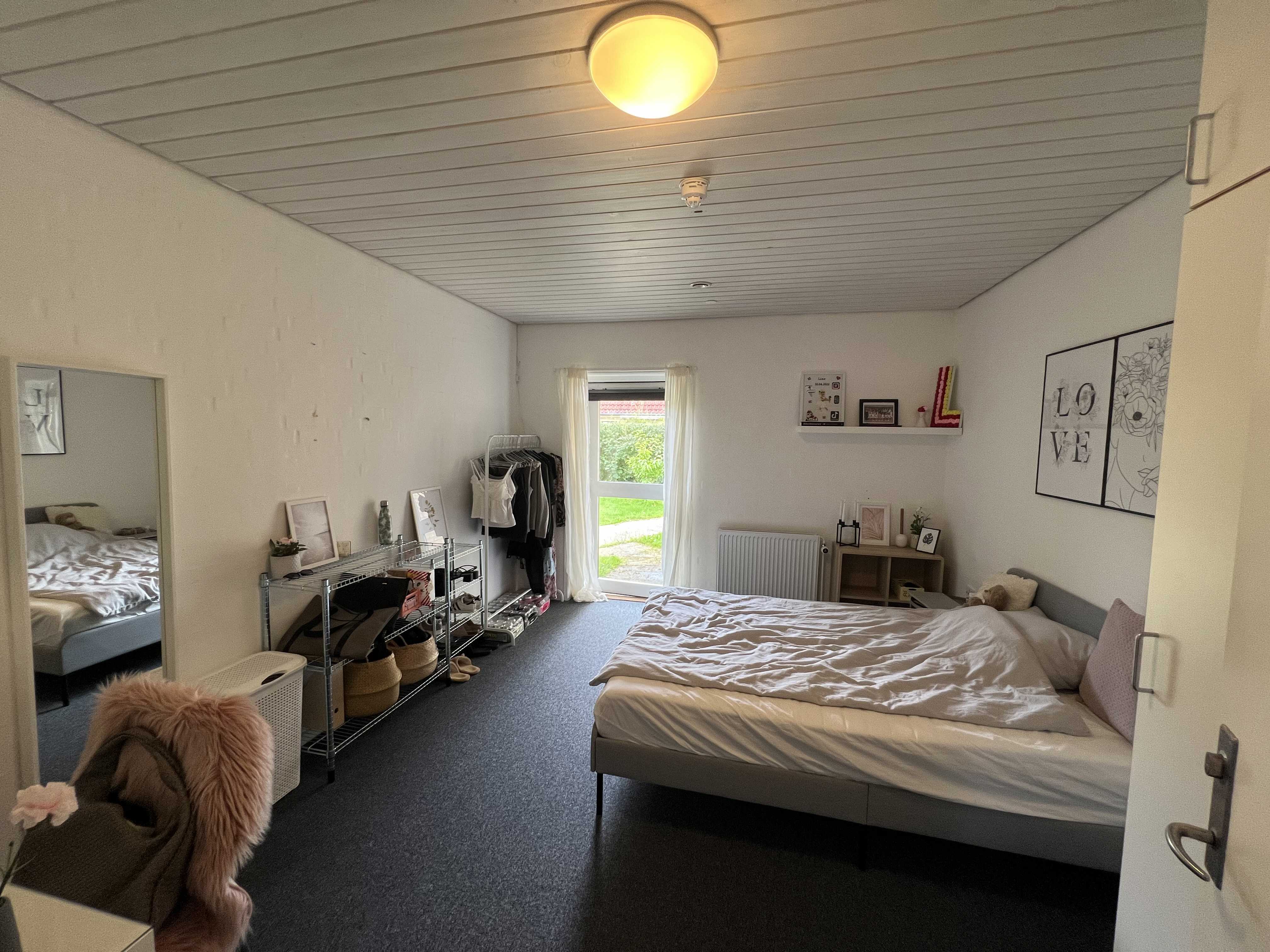 Vokseværket Værelse med dobbeltseng, reoler og stort spejl