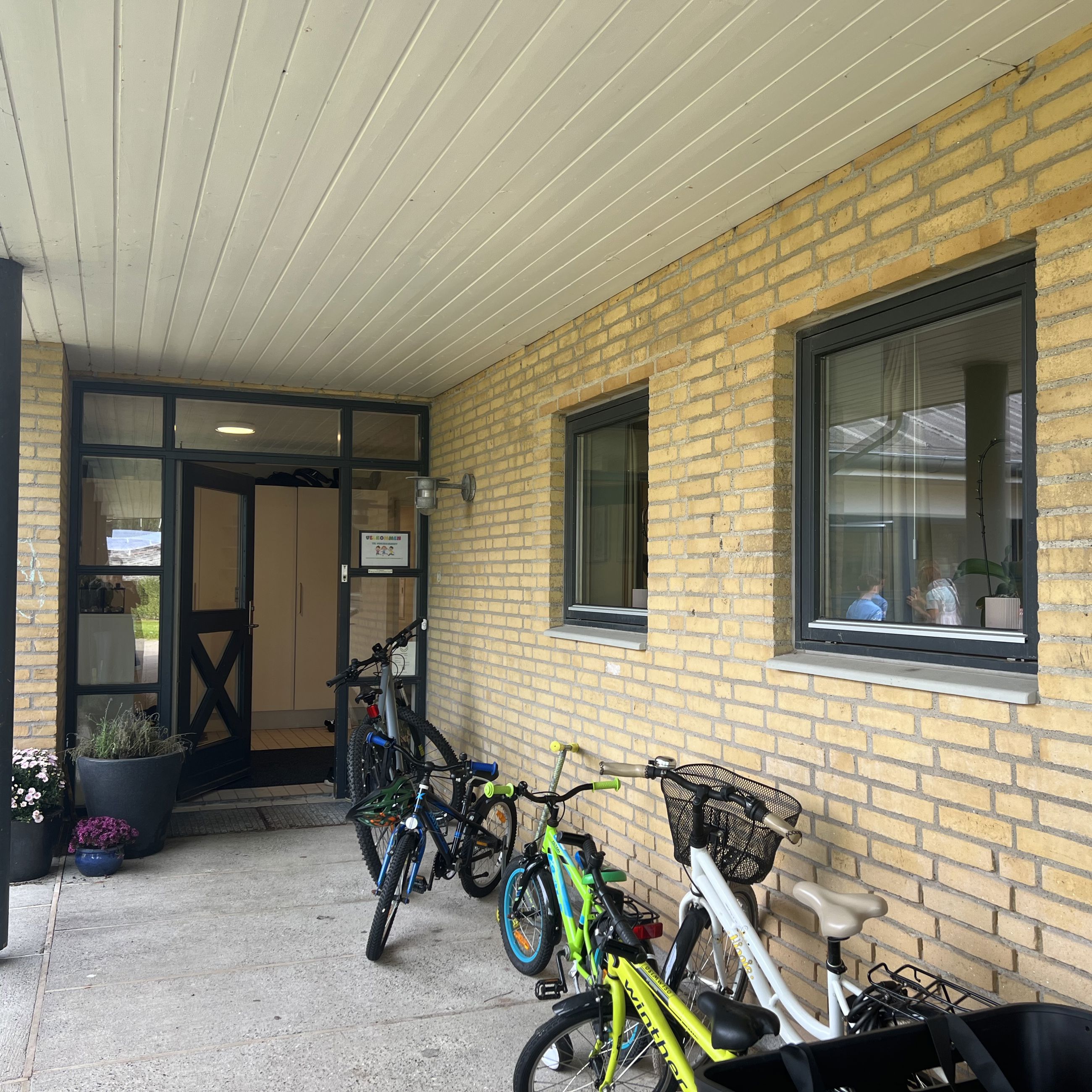 Vokseværket Indgang med mange cykler foran