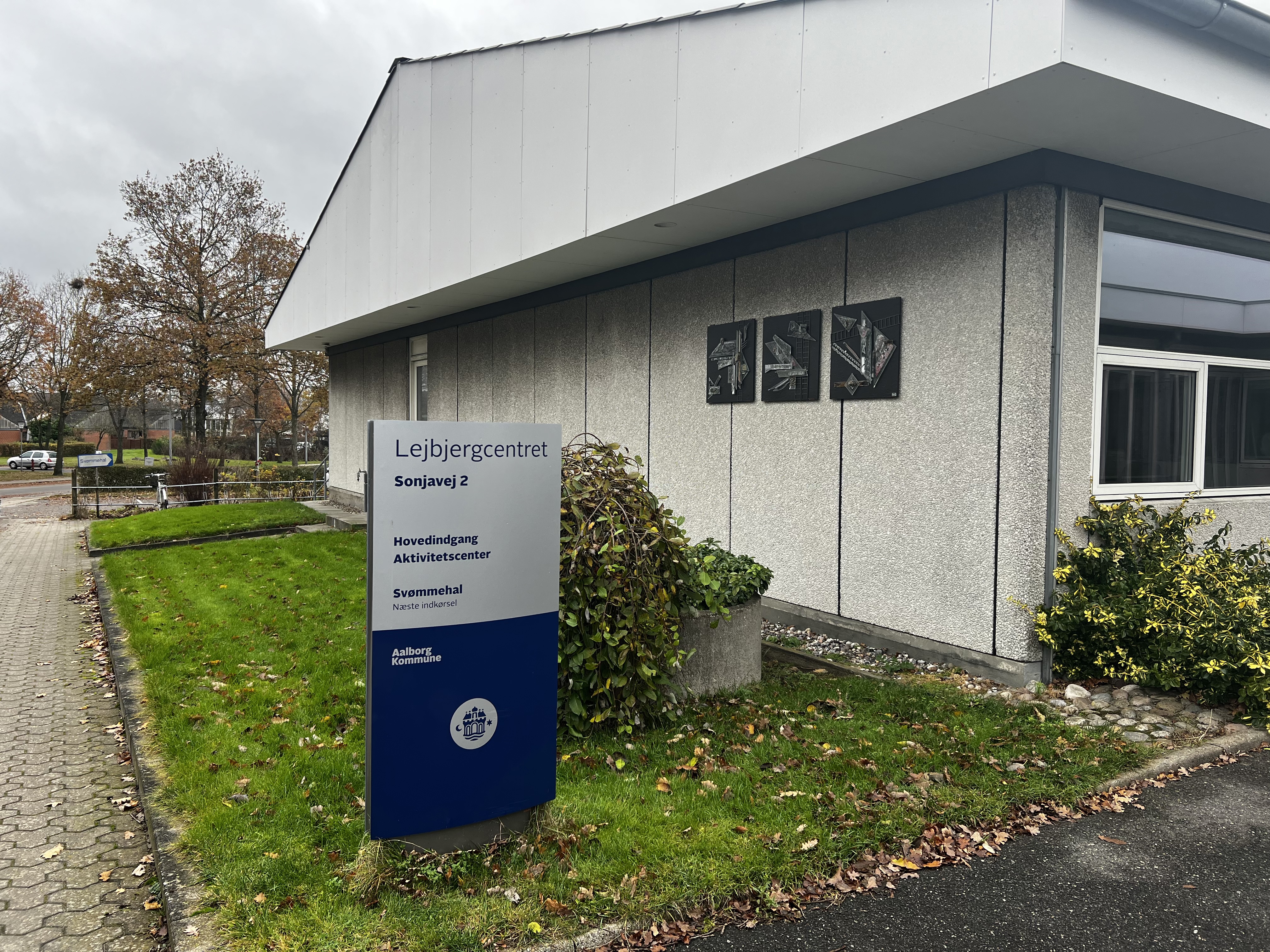 Skilt med teksten "Lejbjergcentret" på foran en bygning