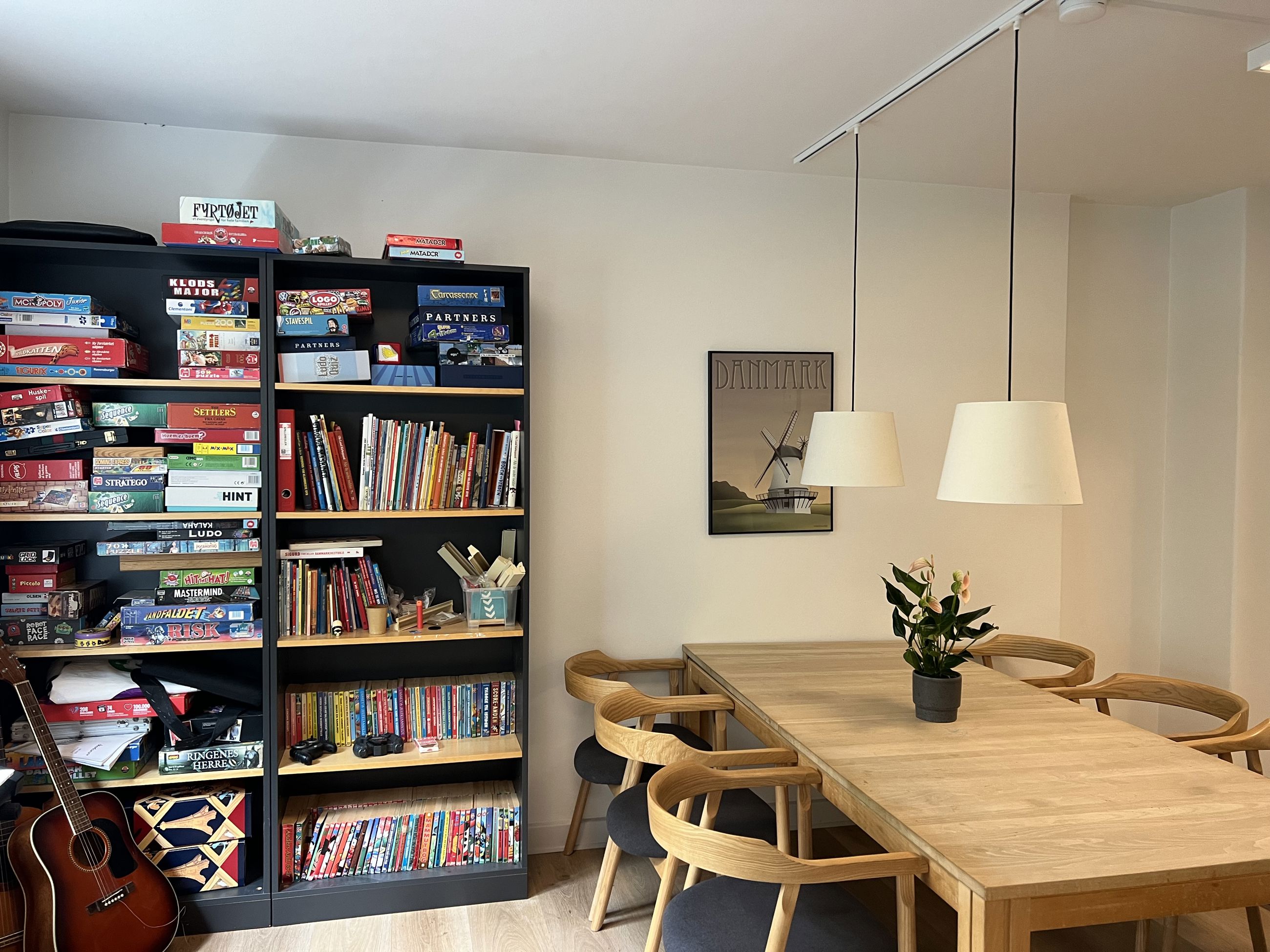 Horisonten fællesrum med spisebord og reol med spil og bøger