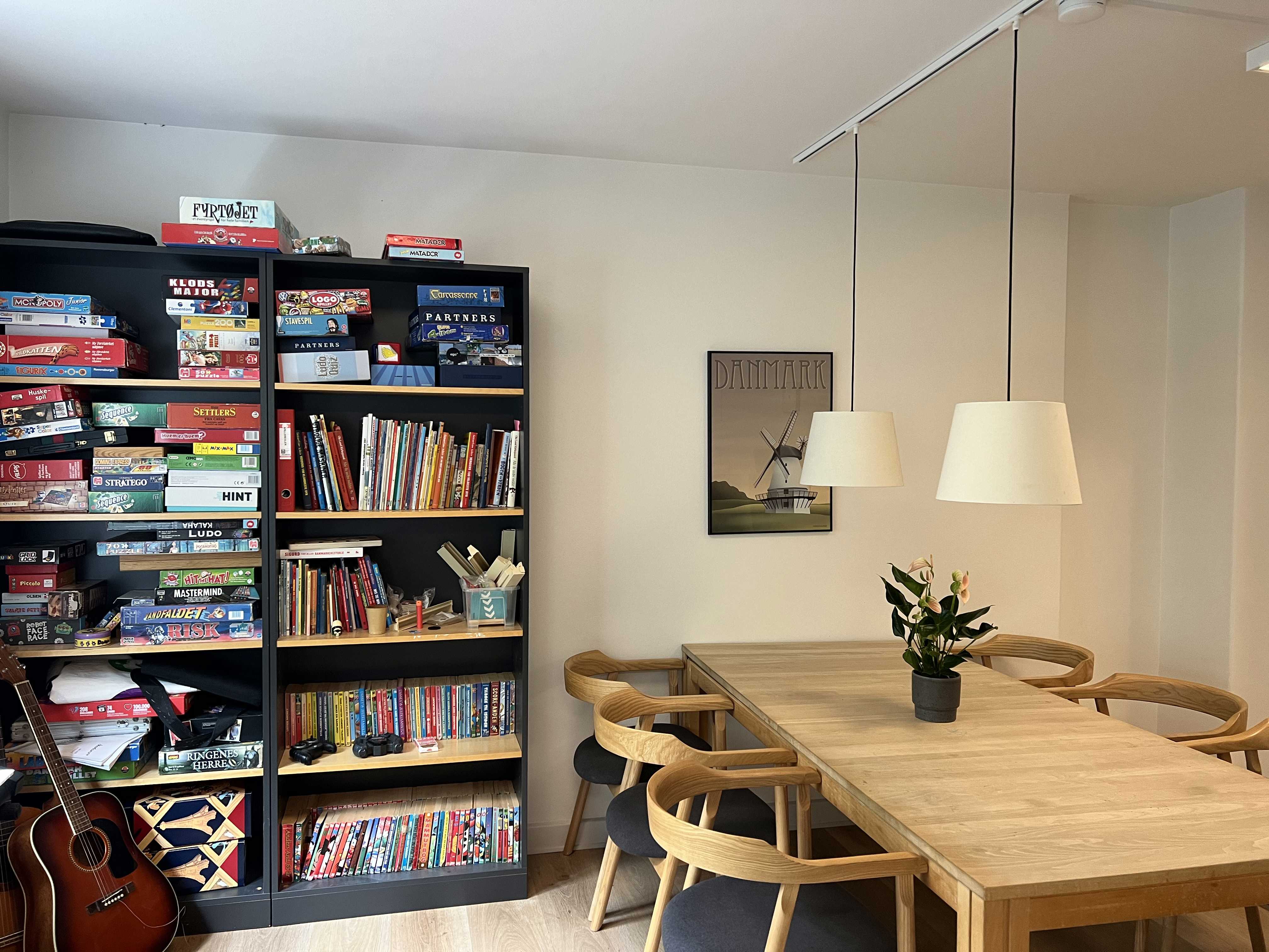Horisonten fællesrum med spisebord og reol med spil og bøger