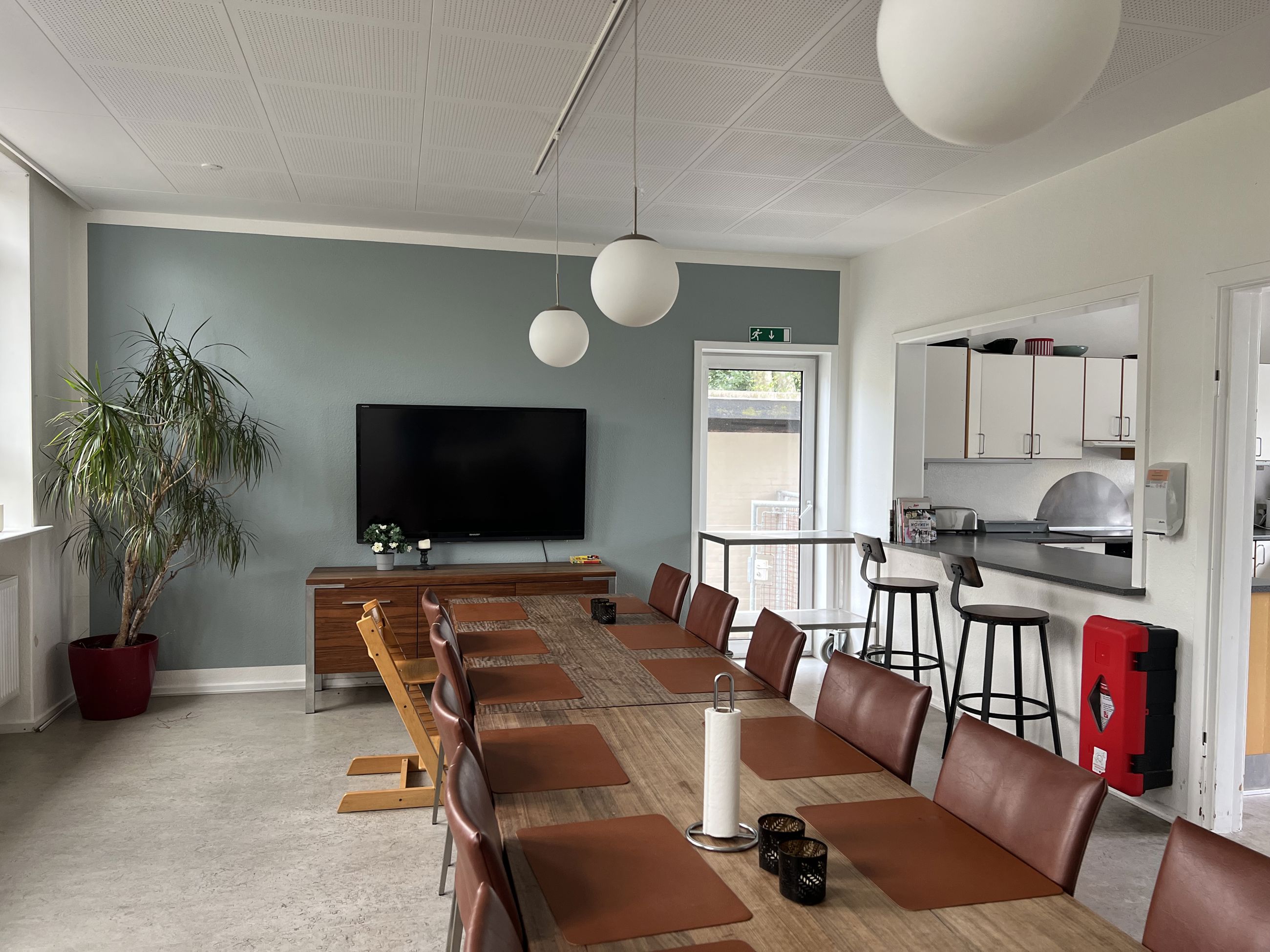 Engen Spisestue med langt bord og stole