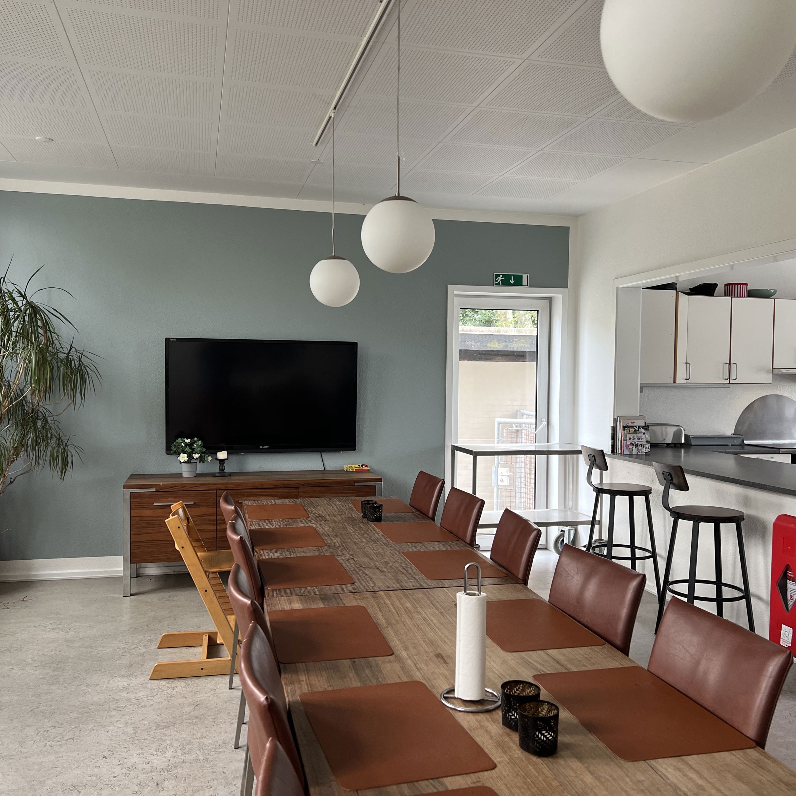 Engen Spisestue med langt bord og stole