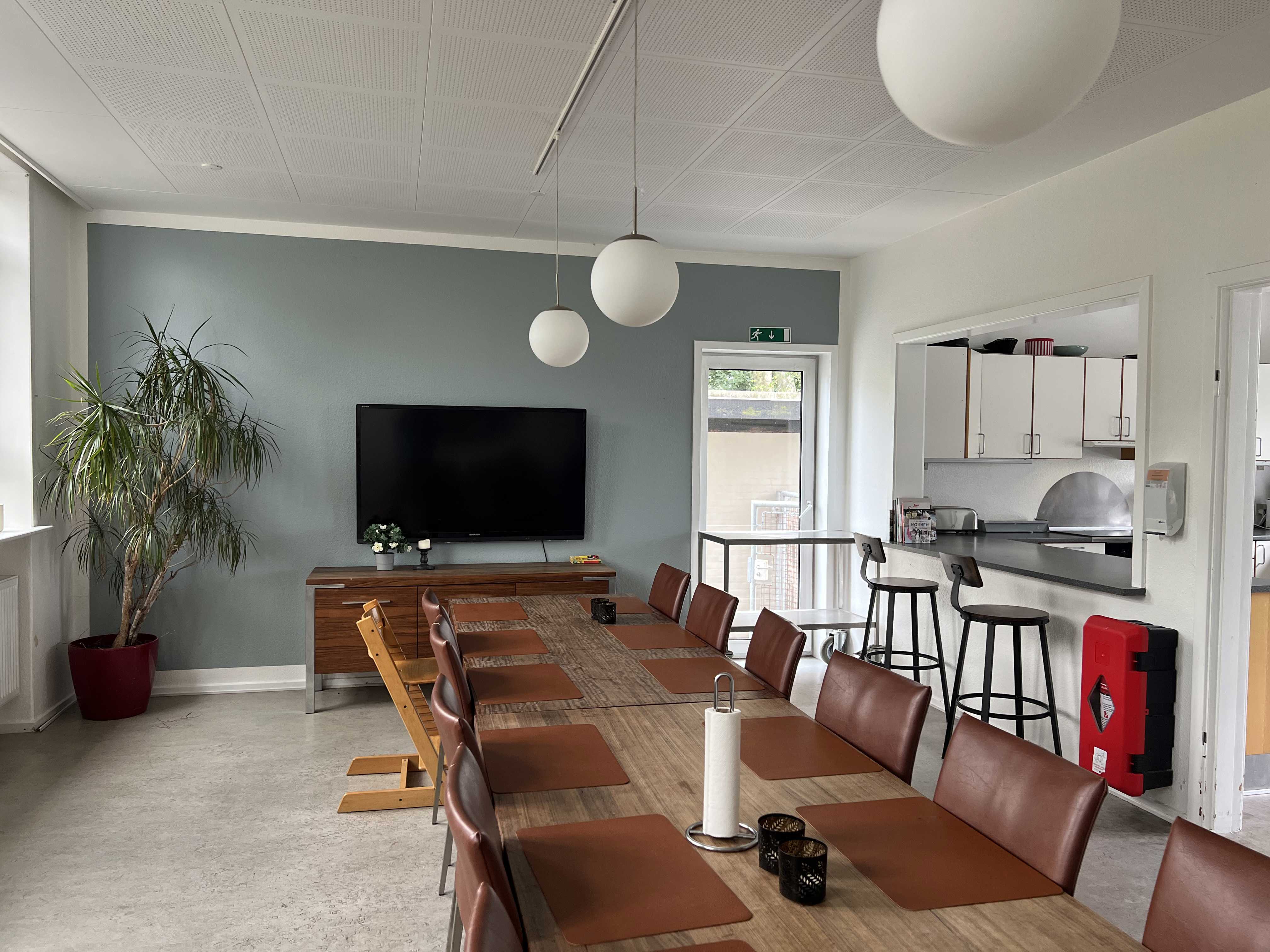 Engen Spisestue med langt bord og stole