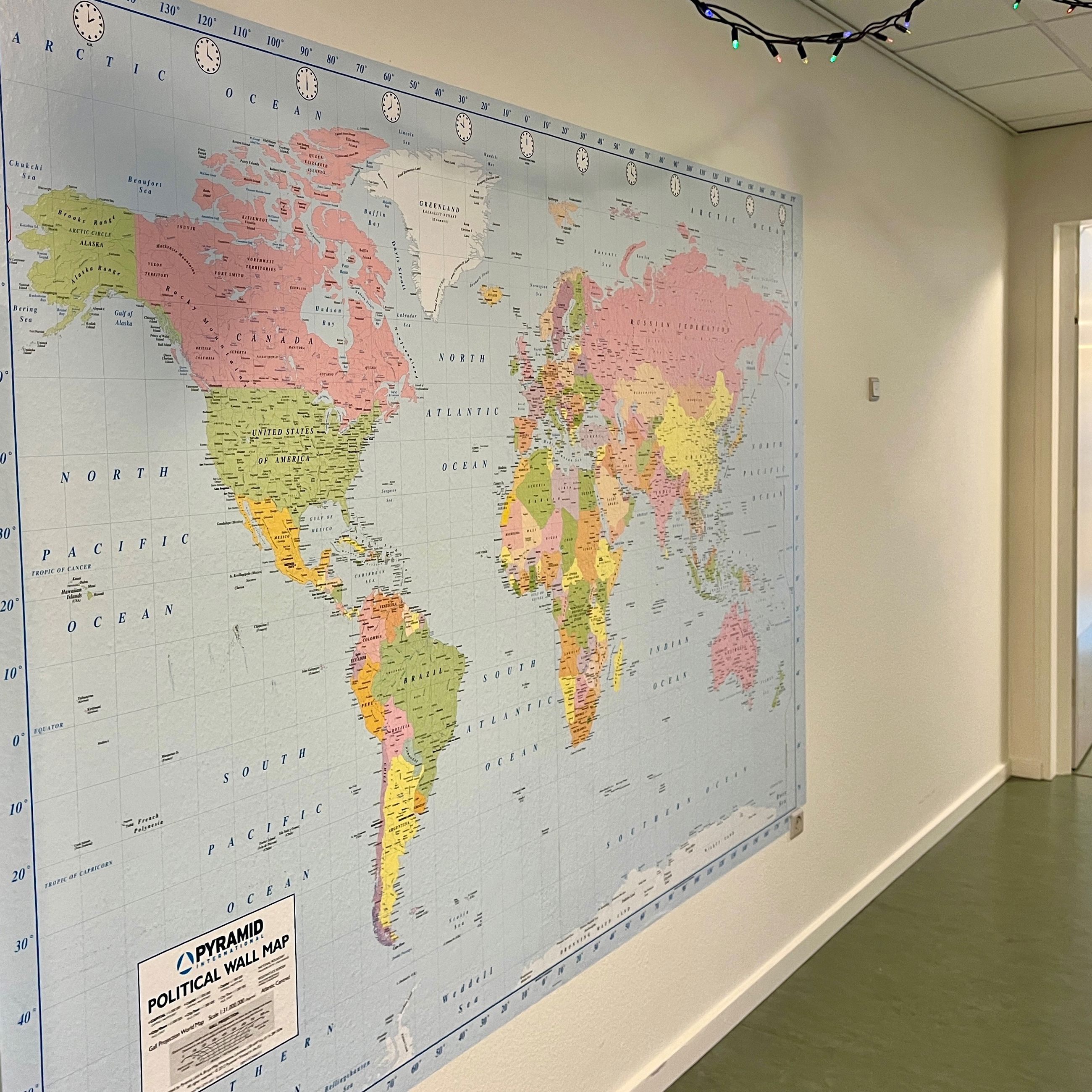 Verdenskort på væg