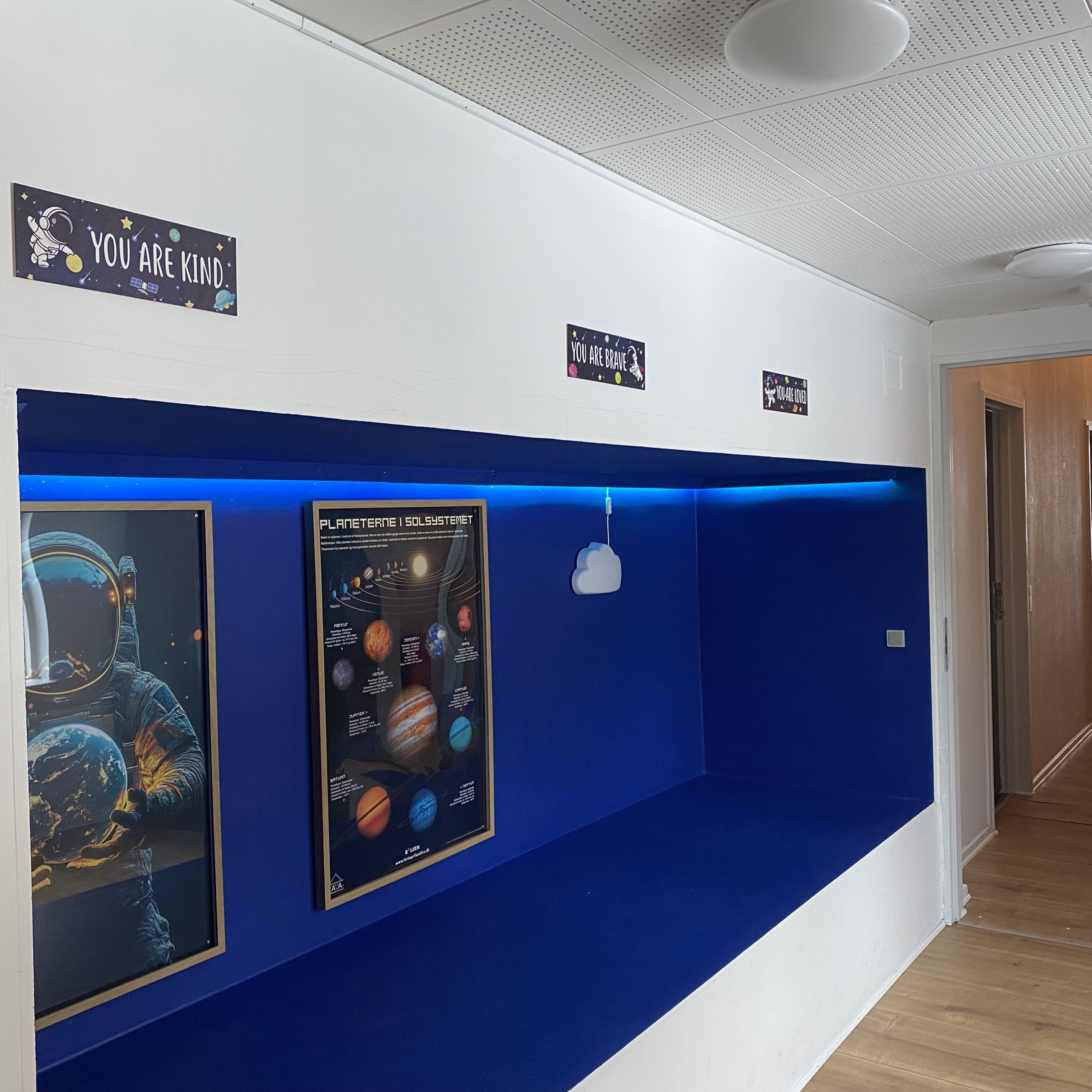 Lang gang med koboltblå sofa