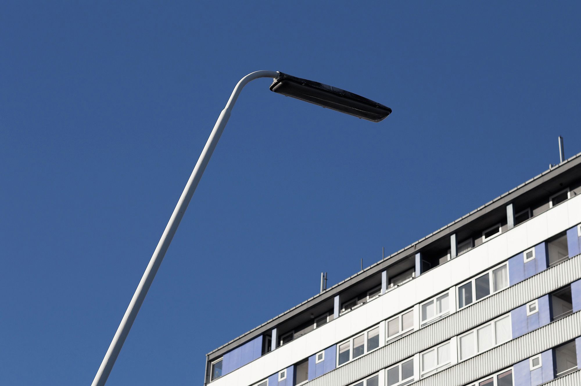 Blå himmel og toppen af en bygning