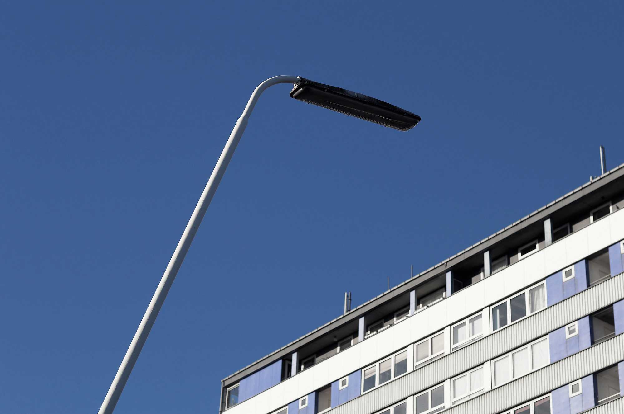 Blå himmel og toppen af en bygning