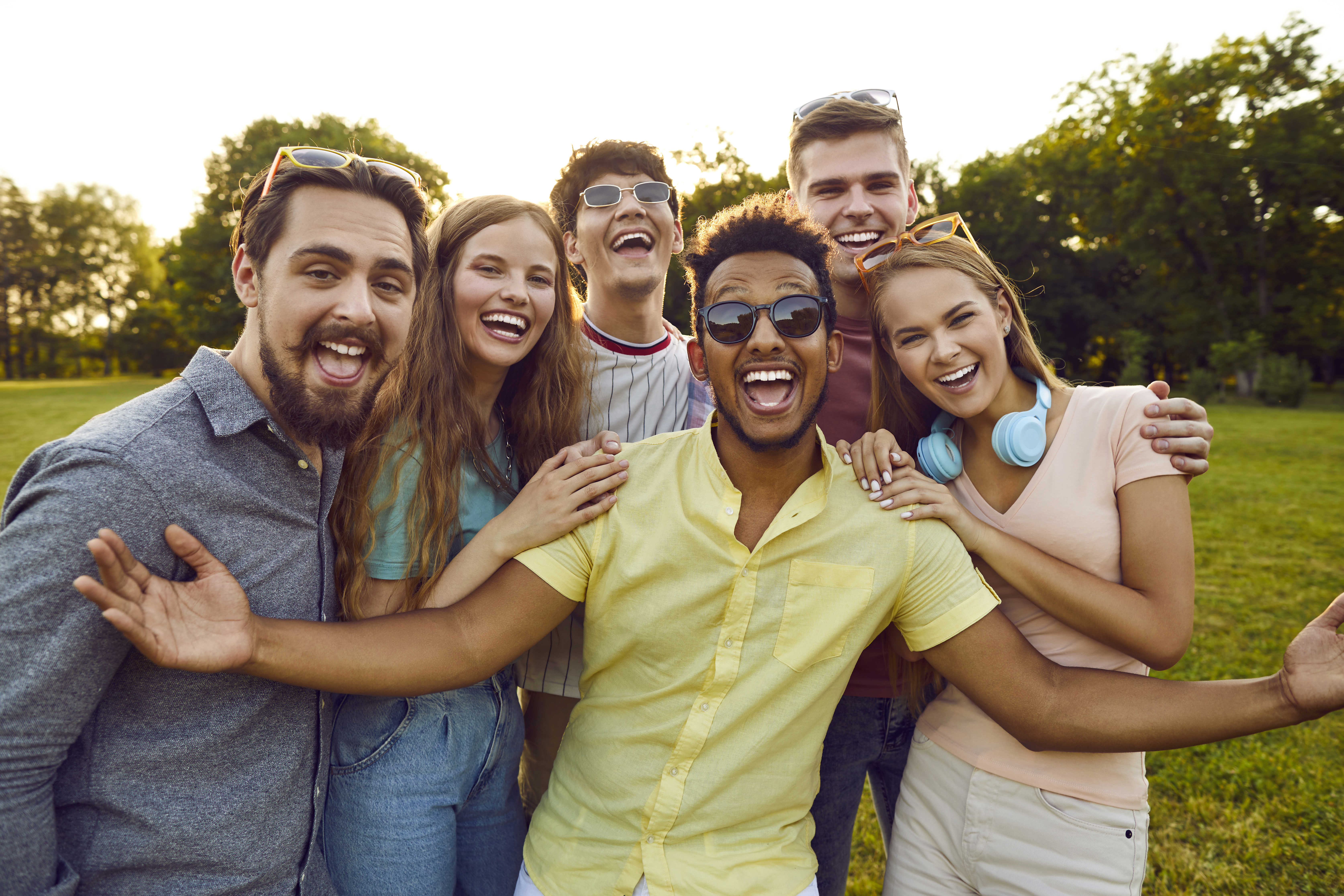 En folk glade unge mennesker