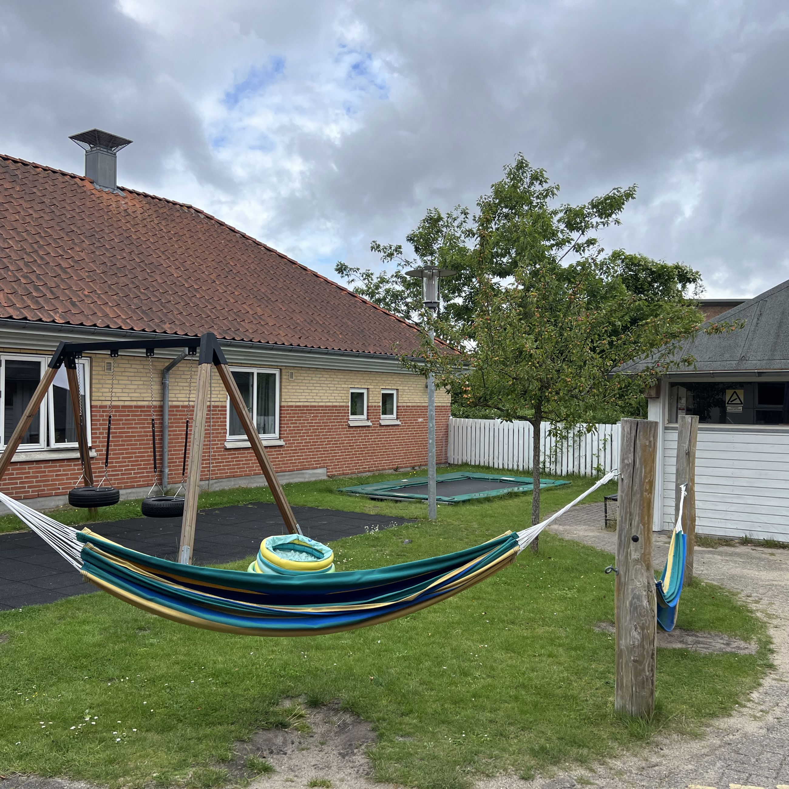 Danahus - legeplads med gynger, trampolin og hængekøje