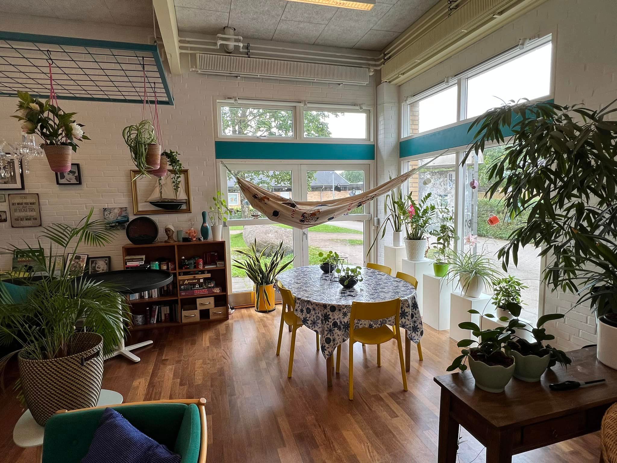 Spisebord med blomstret dug og gule stole