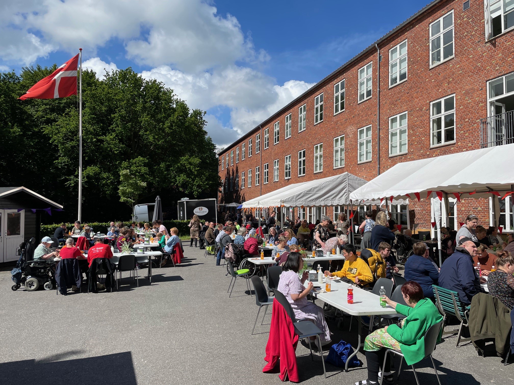 Udendørs sammenkomst i godt vejr