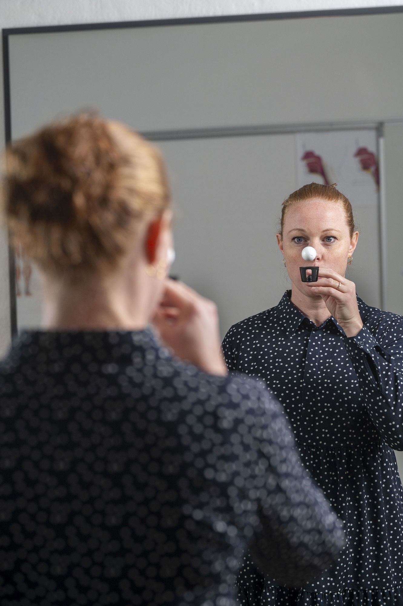 Logopæd fra Taleinstituttet og Hjerneskadecenter Nordjylland puster til bold foran spejl