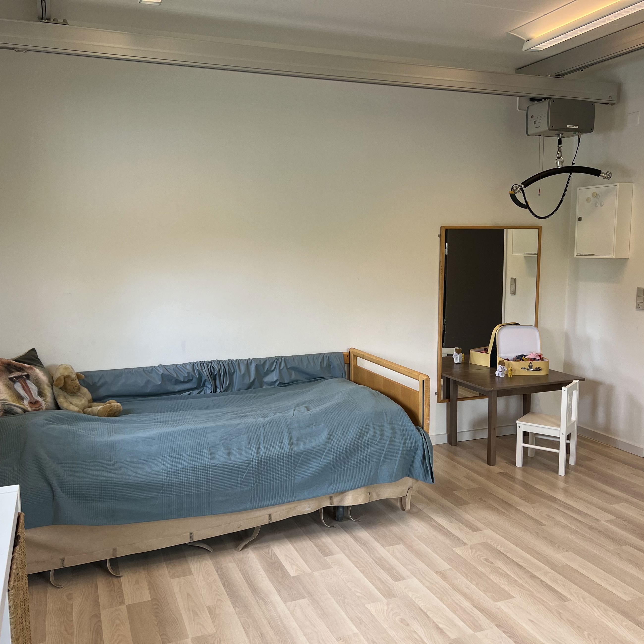 Danahus - et værelse med seng, sminkebord og spejl