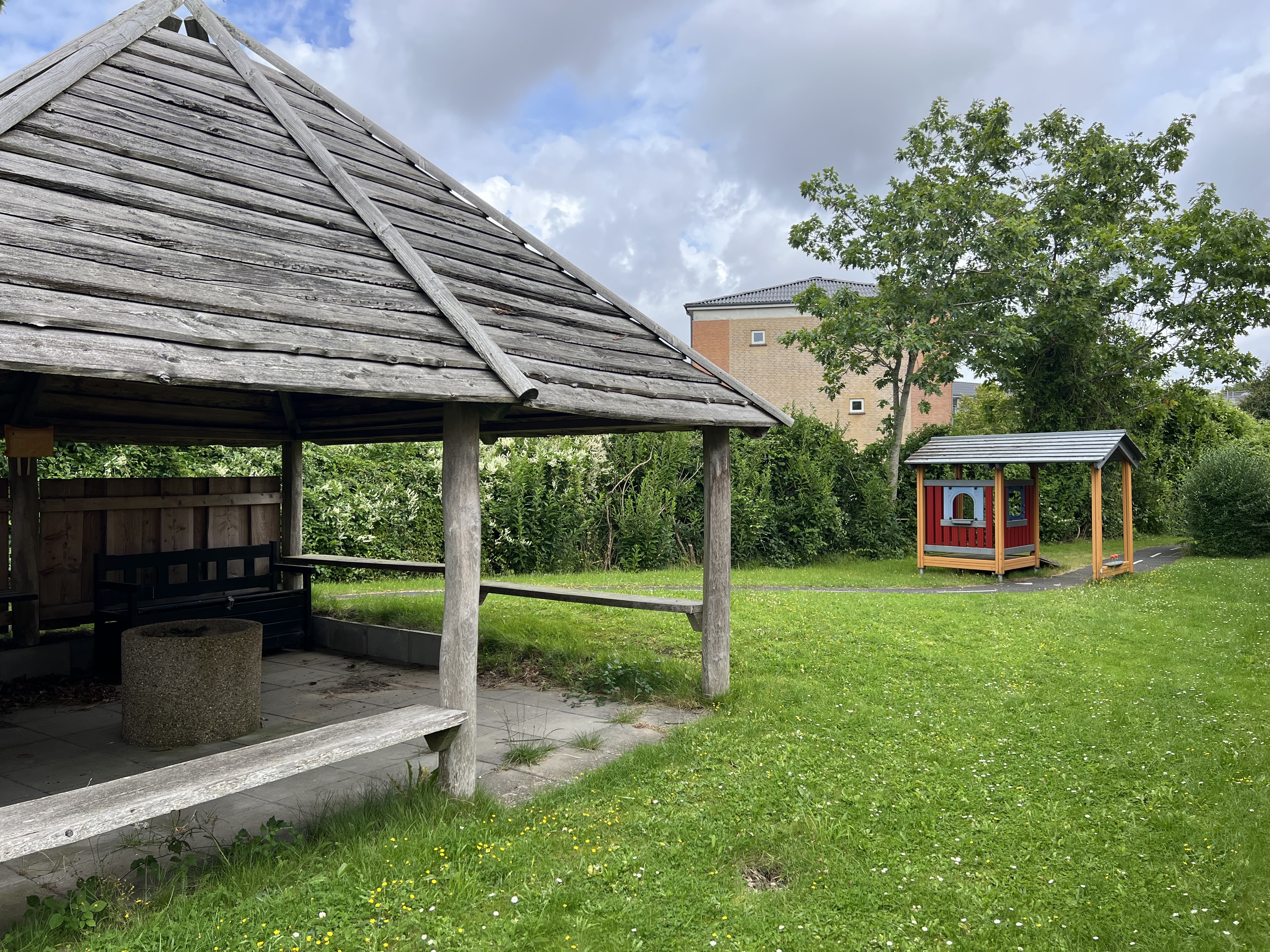 Danahus - have med legehus og pavillon