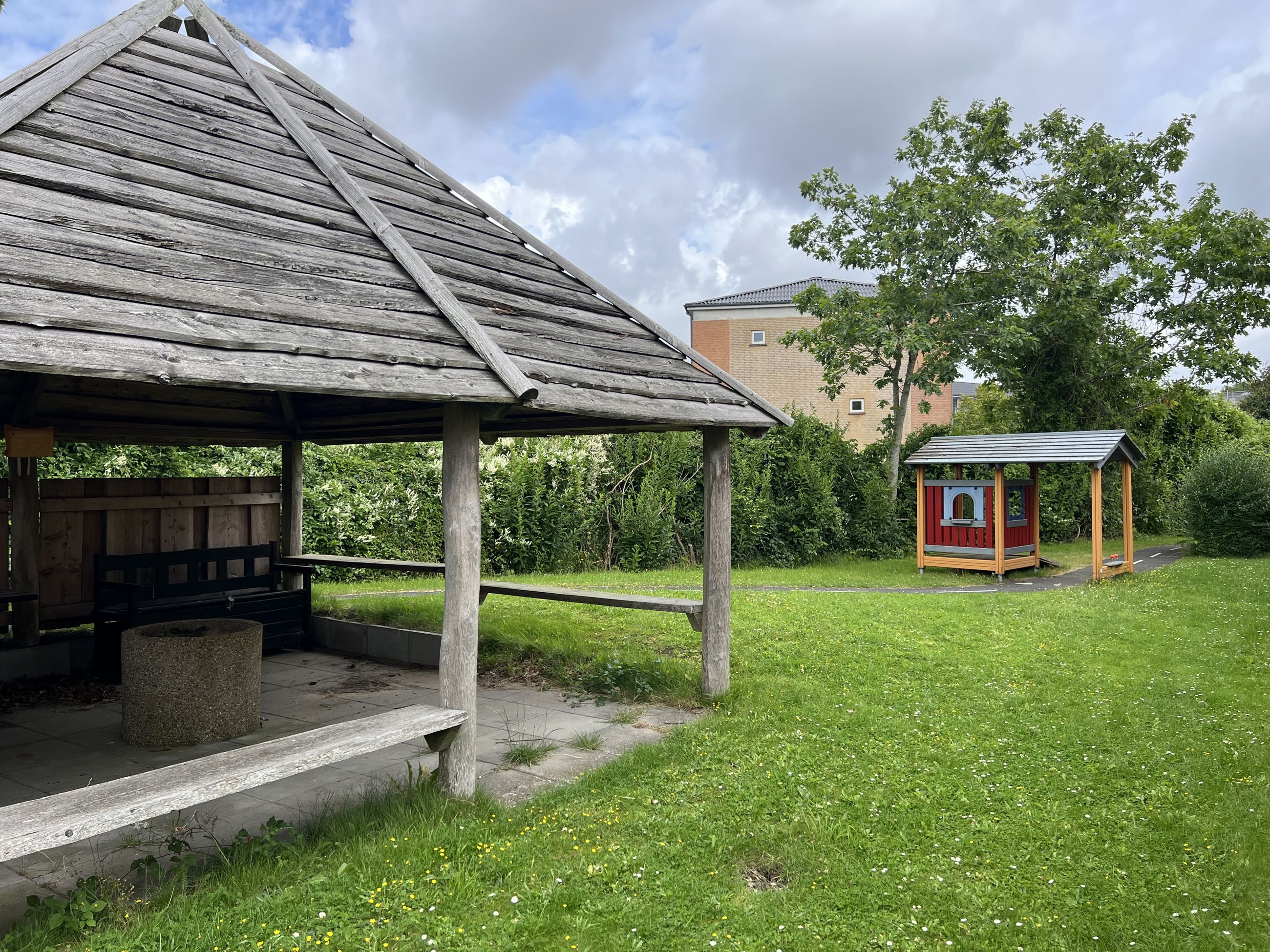 Danahus - have med legehus og pavillon