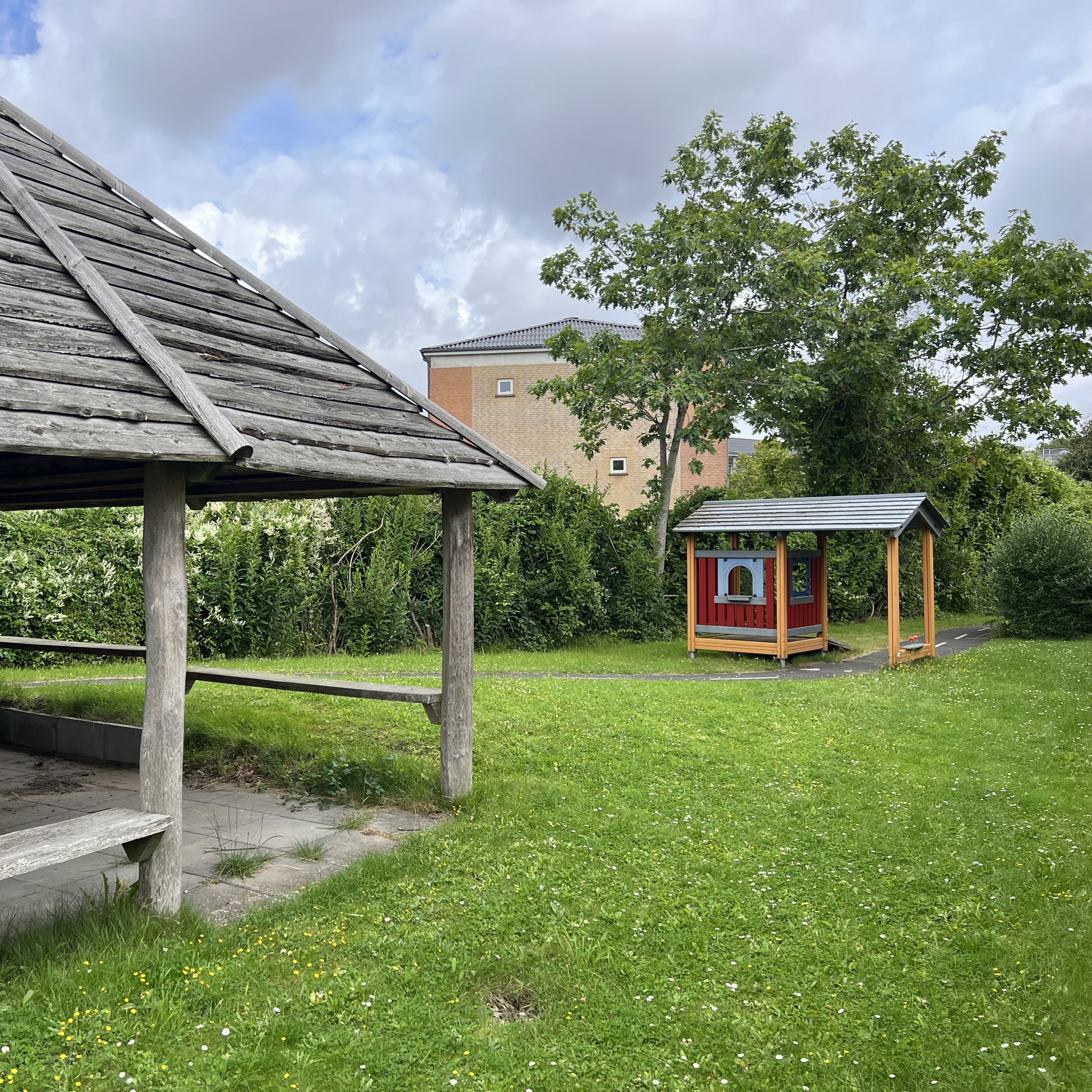 Danahus - have med legehus og pavillon