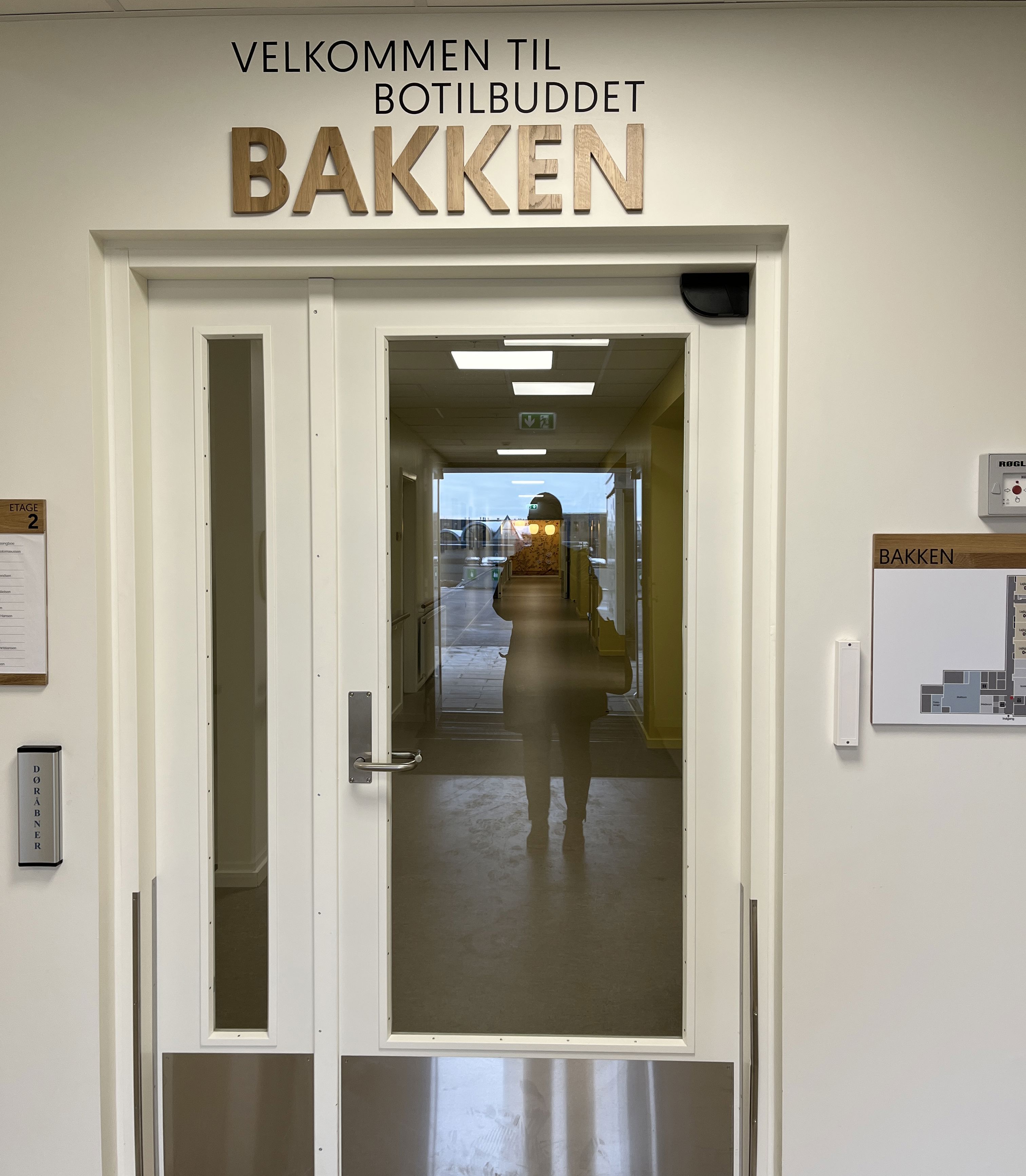 Velkommen til botilbuddet bakken står der på væggen når man kommer ind