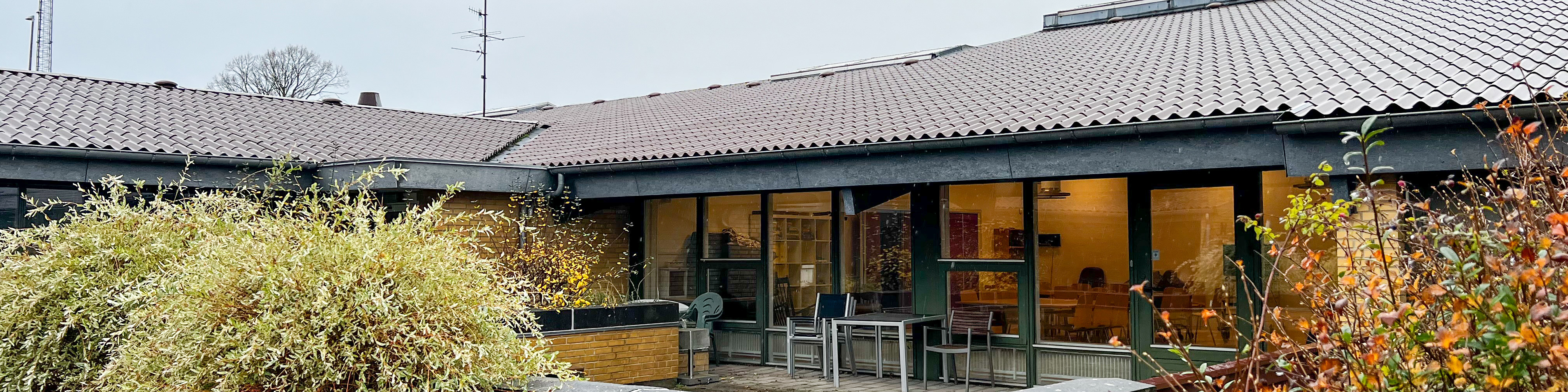 Virkelyst set udefra med terrassen i fokus