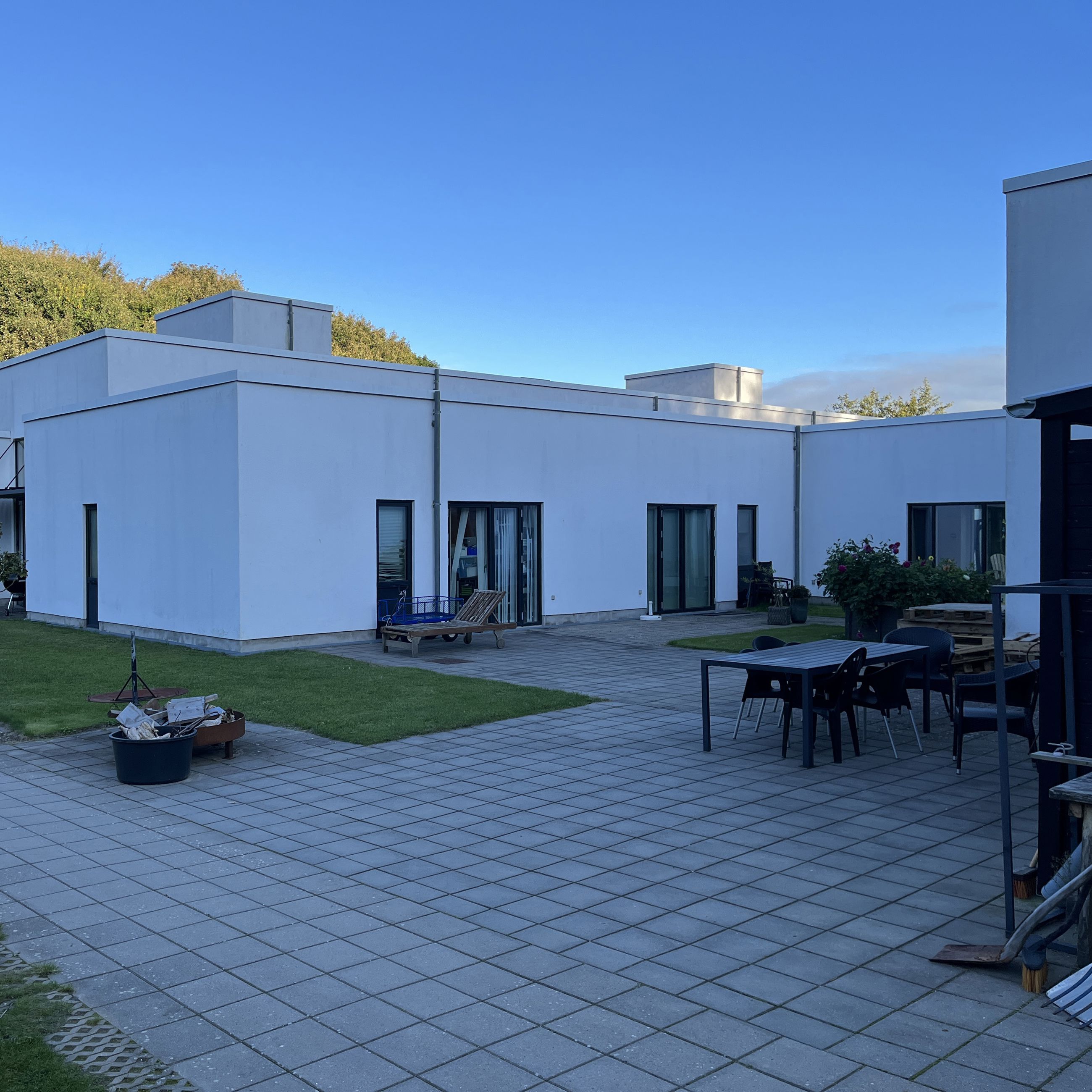 Kridtsløjfen baghave med havemøbler