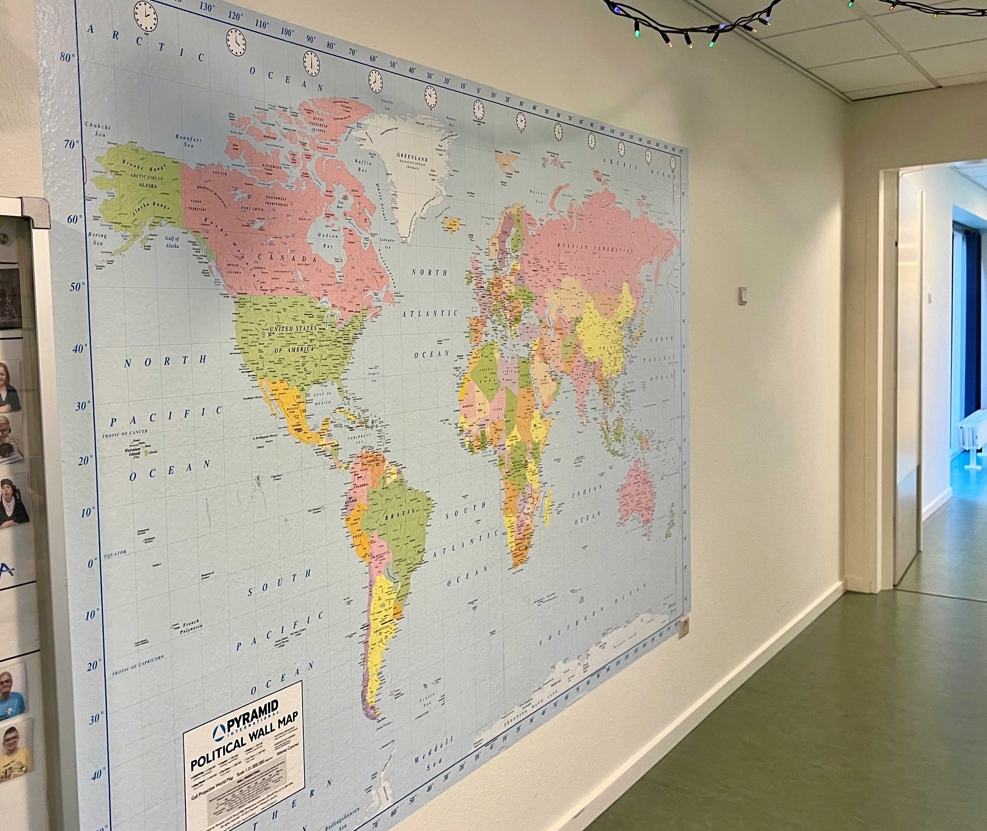 Væg med et verdenskort på