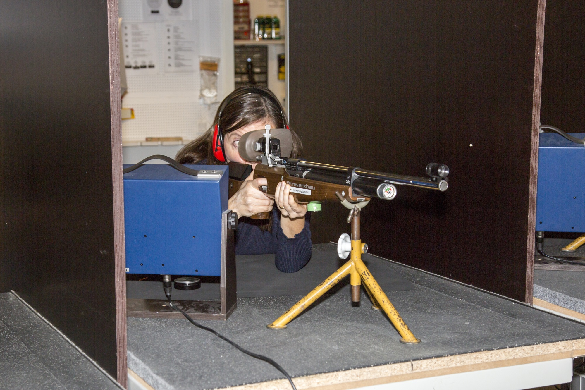 En person tager sigte i en skydehal