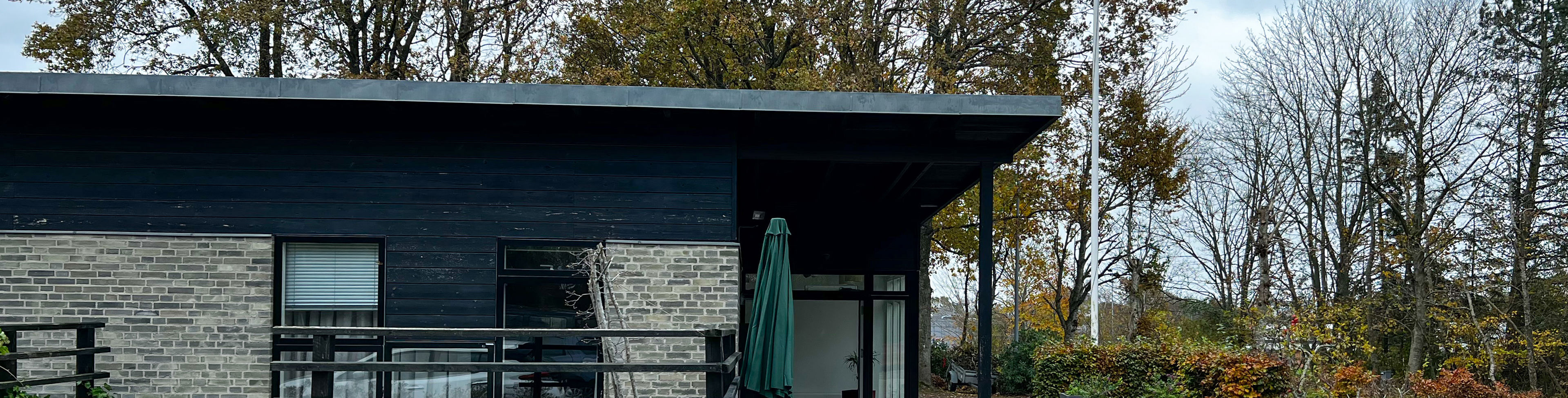 Gråt hus med fladt tag