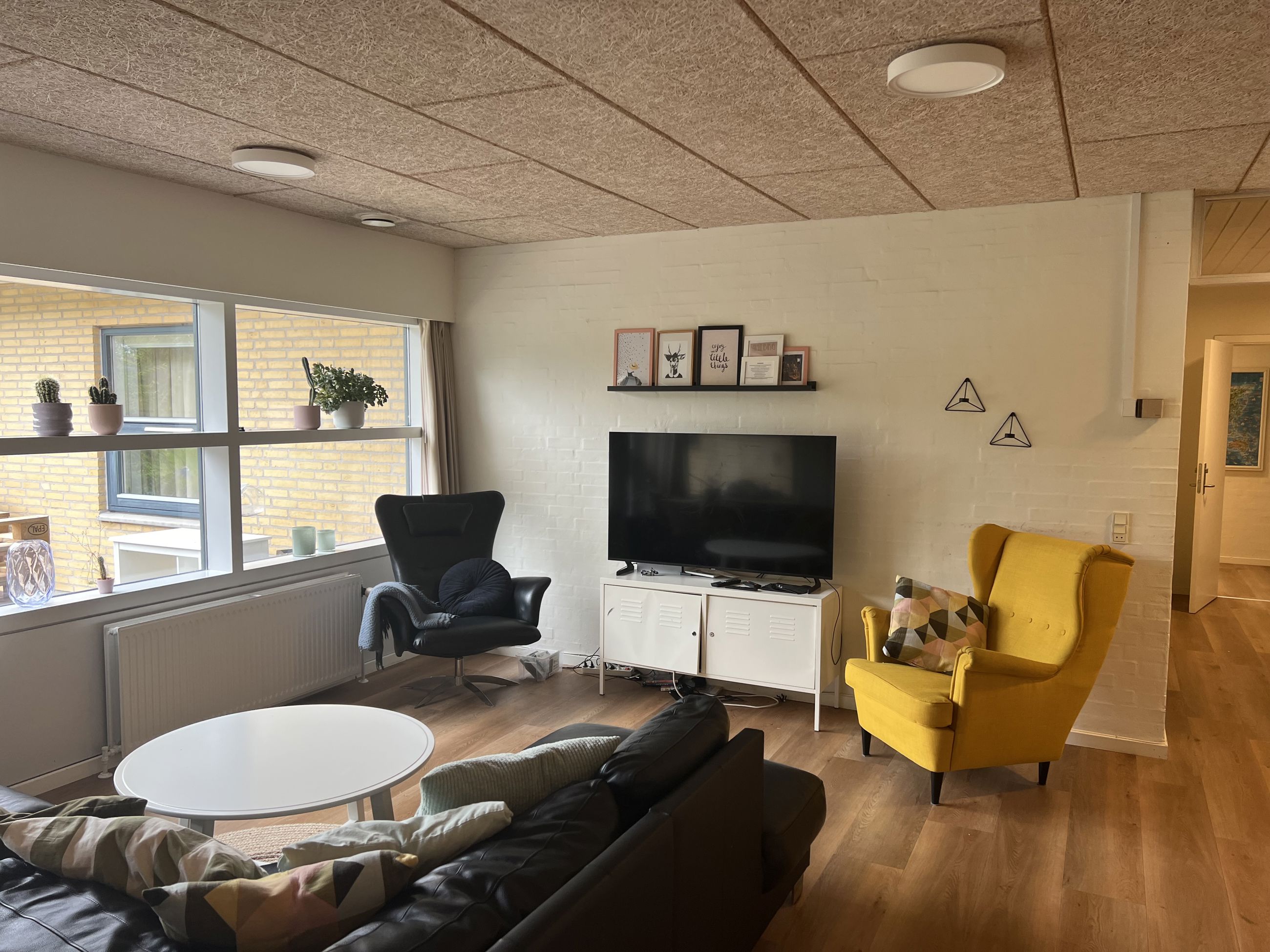 Vokseværket Fællesstue med sofa, lænestole og tv