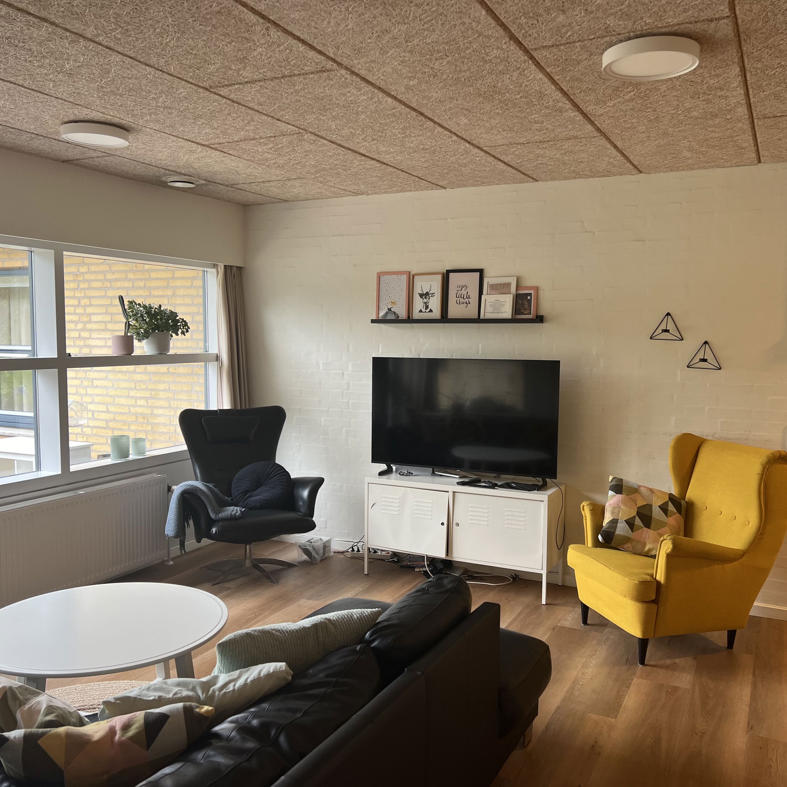 Vokseværket Fællesstue med sofa, lænestole og tv